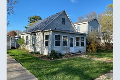207 E Beech Street - Photo 1