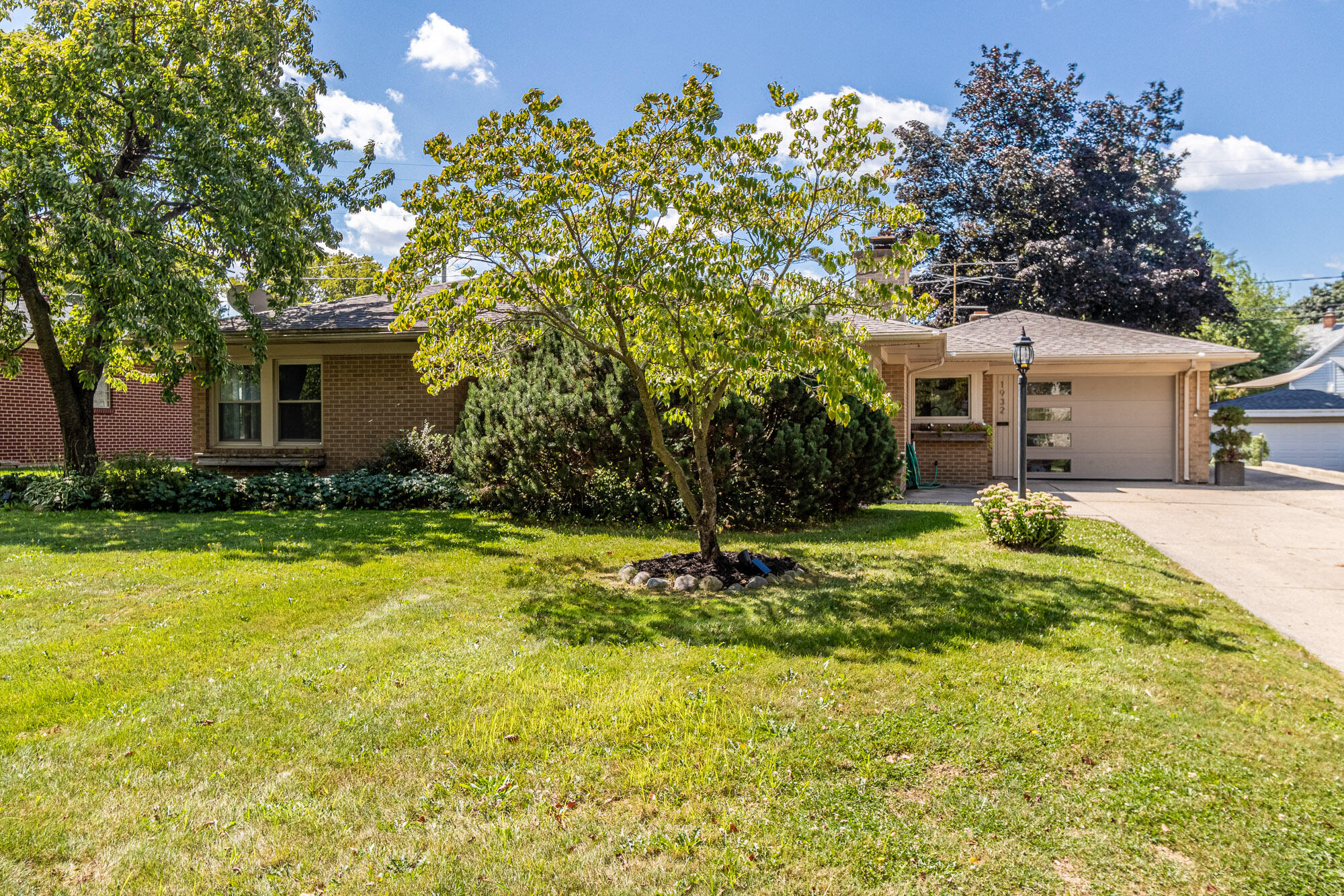 1932-lake-michigan-dr-grand-rapids-mi-49504-mls-21104788-coldwell