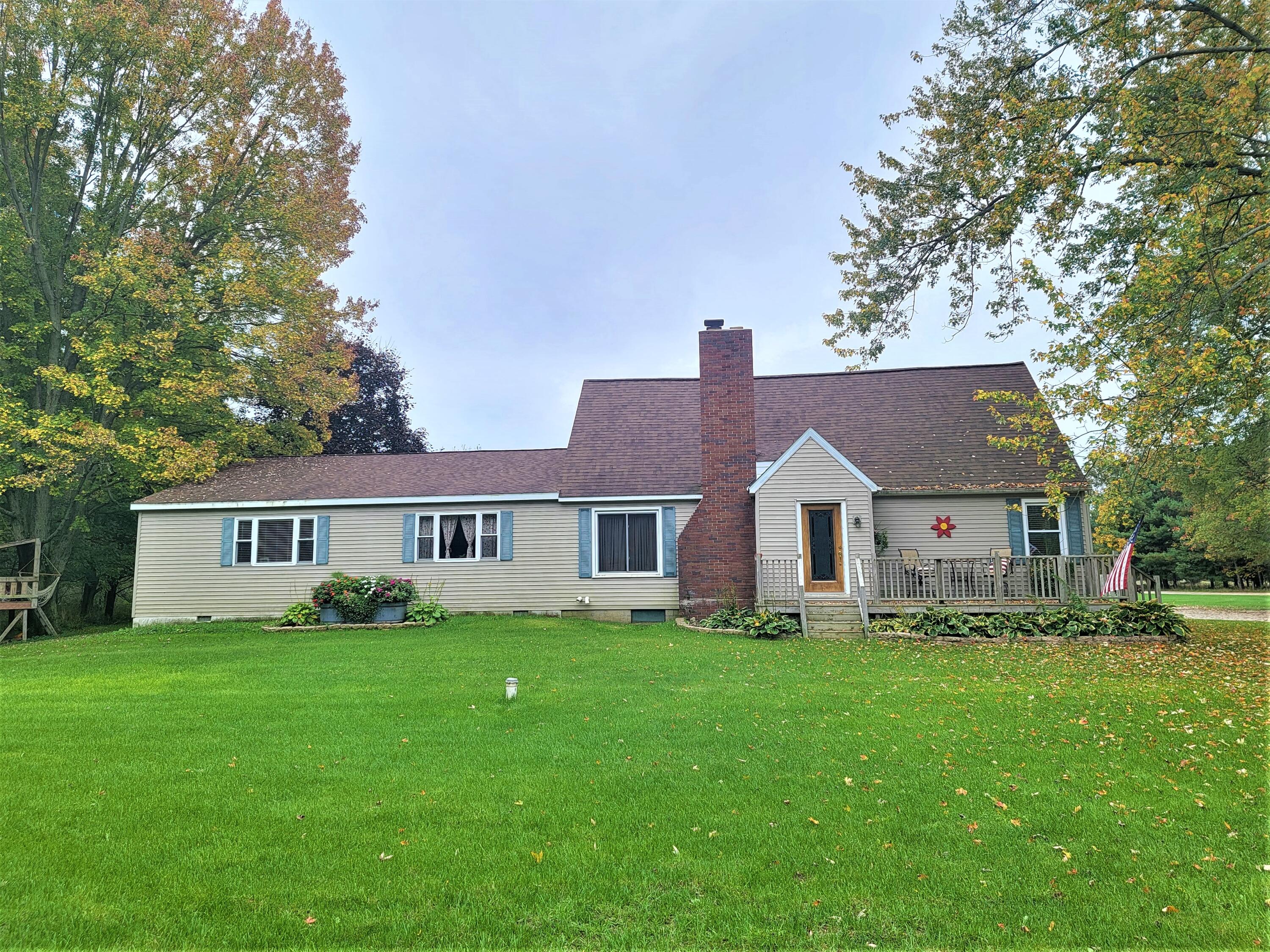 11304 E Lake Montcalm Rd, Riverdale, MI 48877 - MLS 21109733 - Coldwell ...