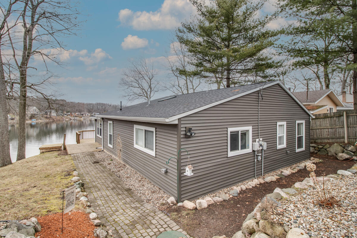 7476 S Crooked Lake Dr, Delton, MI 49046 MLS 22011046 Coldwell Banker