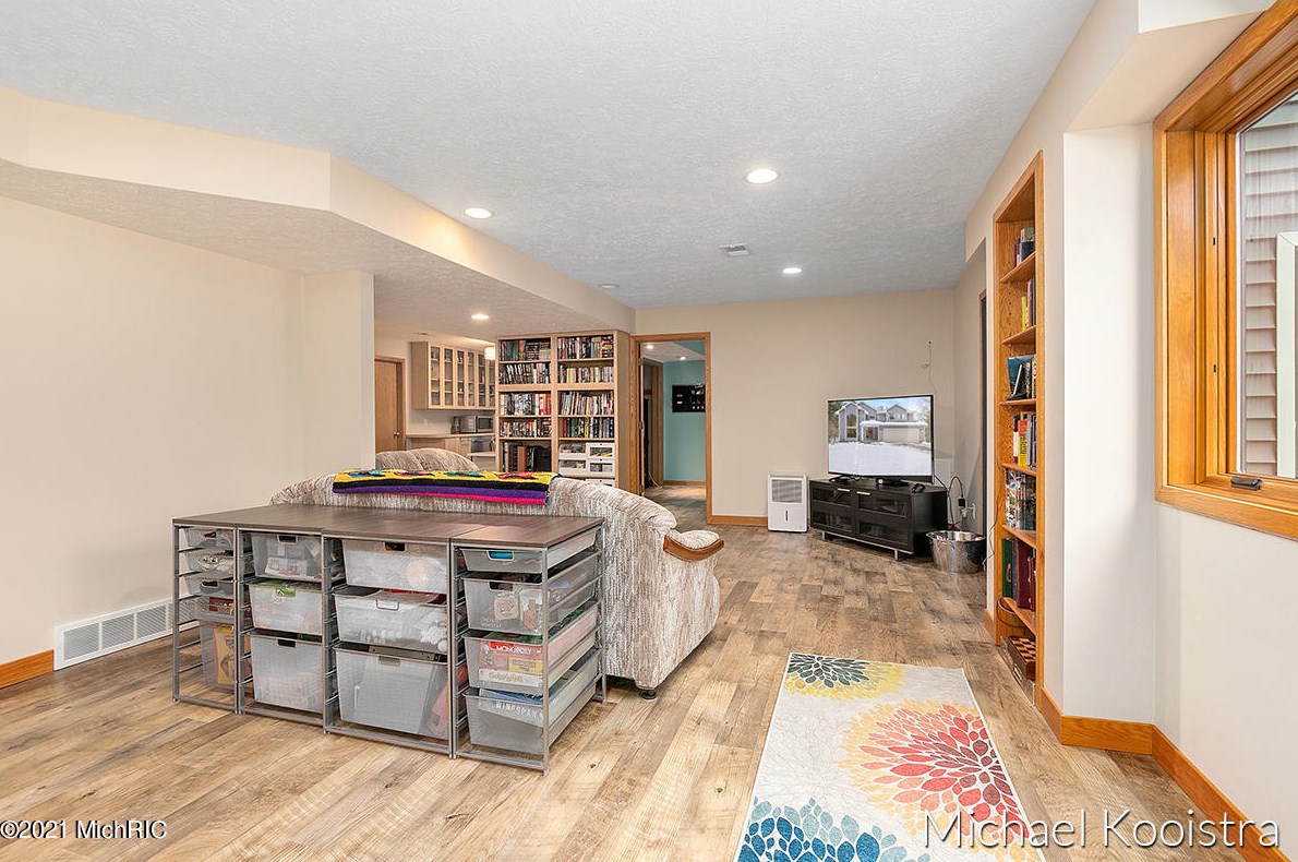 10100 Deer Creek Dr, Ada MI 49301-9150 exterior