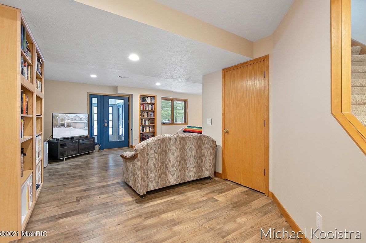 10100 Deer Creek Dr, Ada MI 49301-9150 exterior