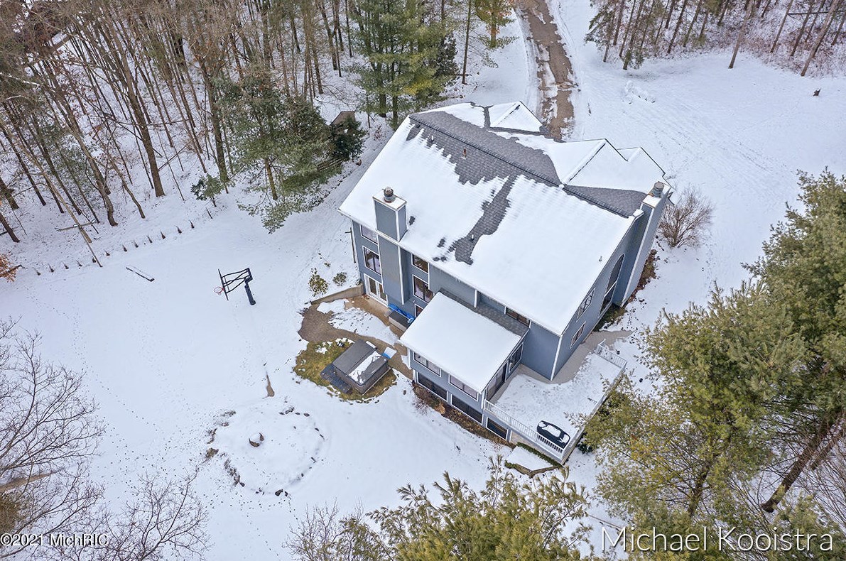 10100 Deer Creek Dr, Ada MI 49301-9150 exterior