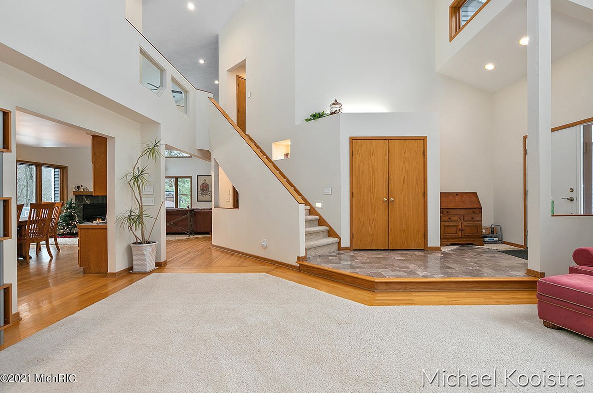 10100 Deer Creek Dr, Ada MI 49301-9150 exterior