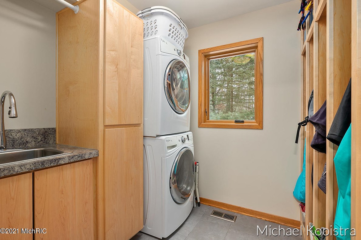 10100 Deer Creek Dr, Ada MI 49301-9150 exterior