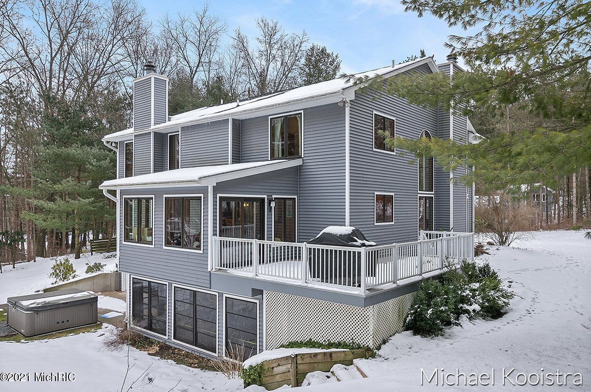 10100 Deer Creek Dr, Ada MI 49301-9150 exterior