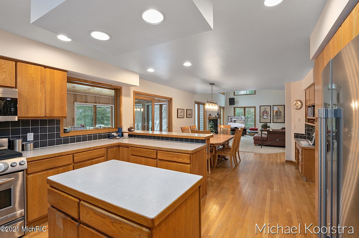 10100 Deer Creek Dr, Ada MI 49301-9150 exterior