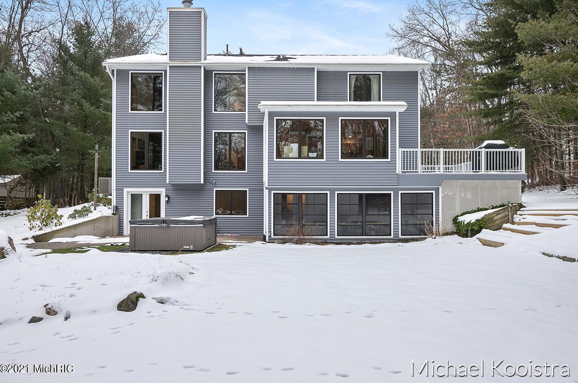 10100 Deer Creek Dr, Ada MI 49301-9150 exterior