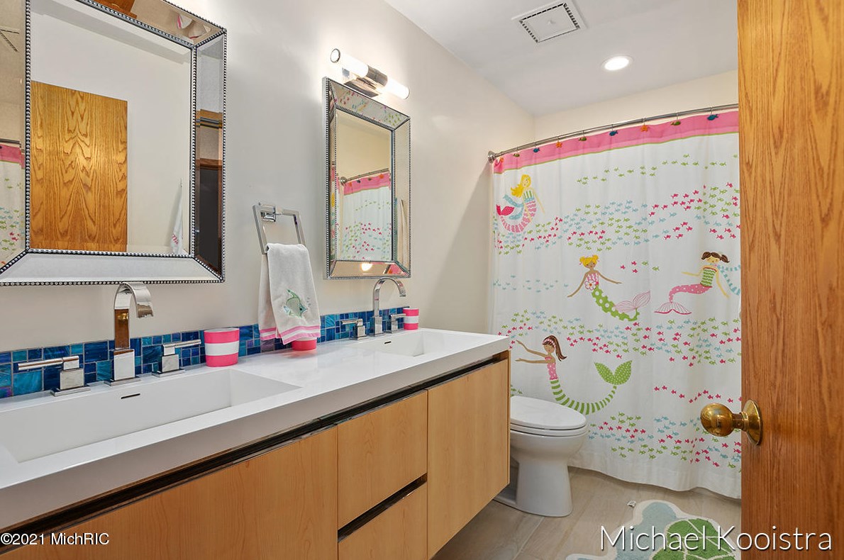 10100 Deer Creek Dr, Ada MI 49301-9150 exterior