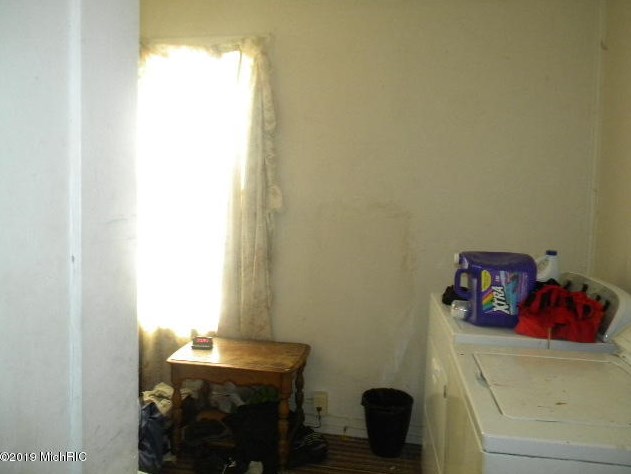 283 Grand Ave, Meskegon MI 49441-2103 exterior