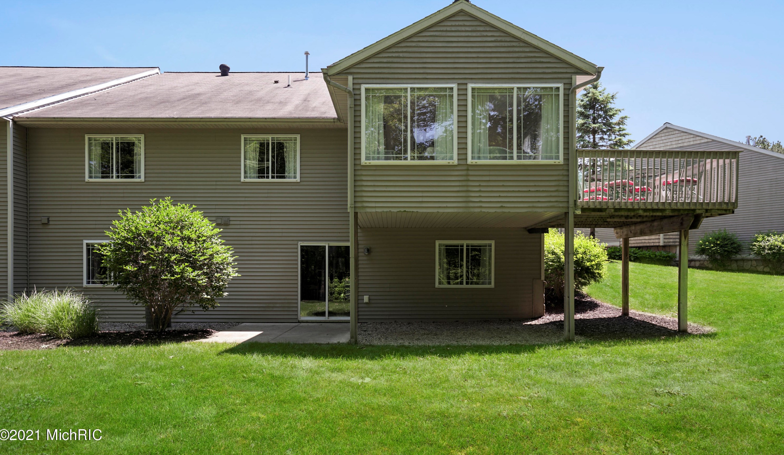 3682 Creekside Dr, Dorr MI 49323-9094 exterior