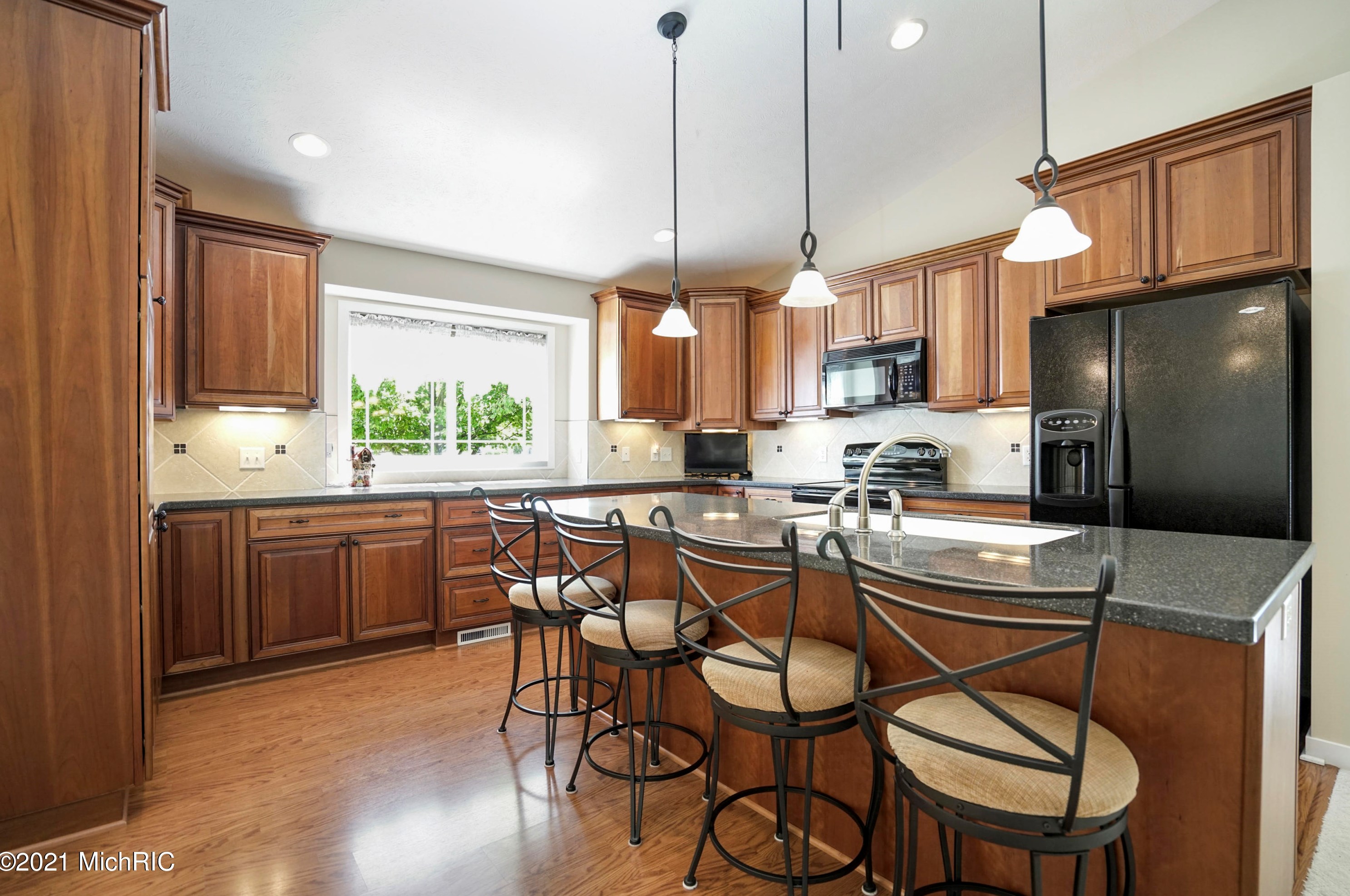 3682 Creekside Dr, Dorr MI 49323-9094 exterior