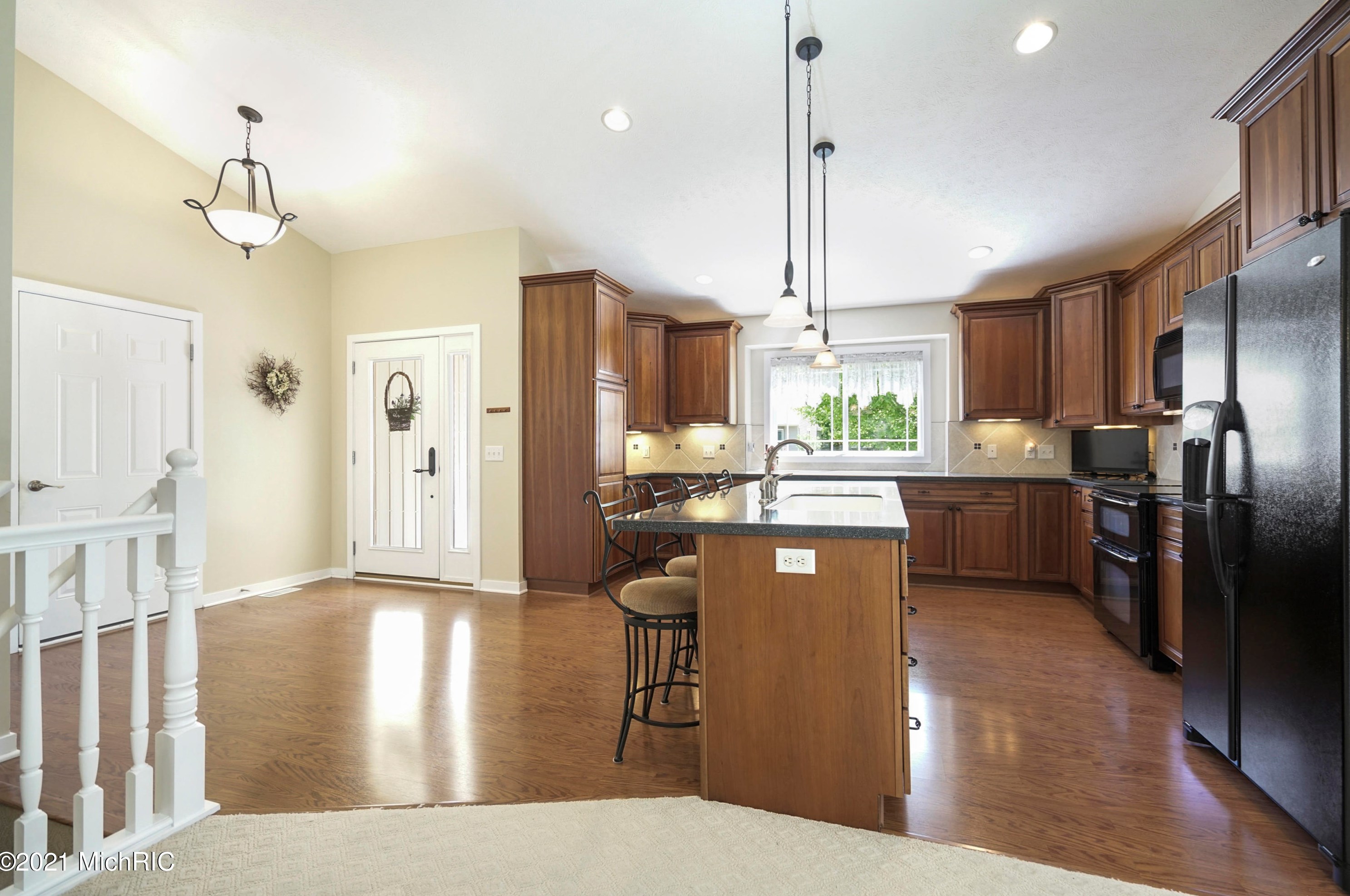 3682 Creekside Dr, Dorr MI 49323-9094 exterior