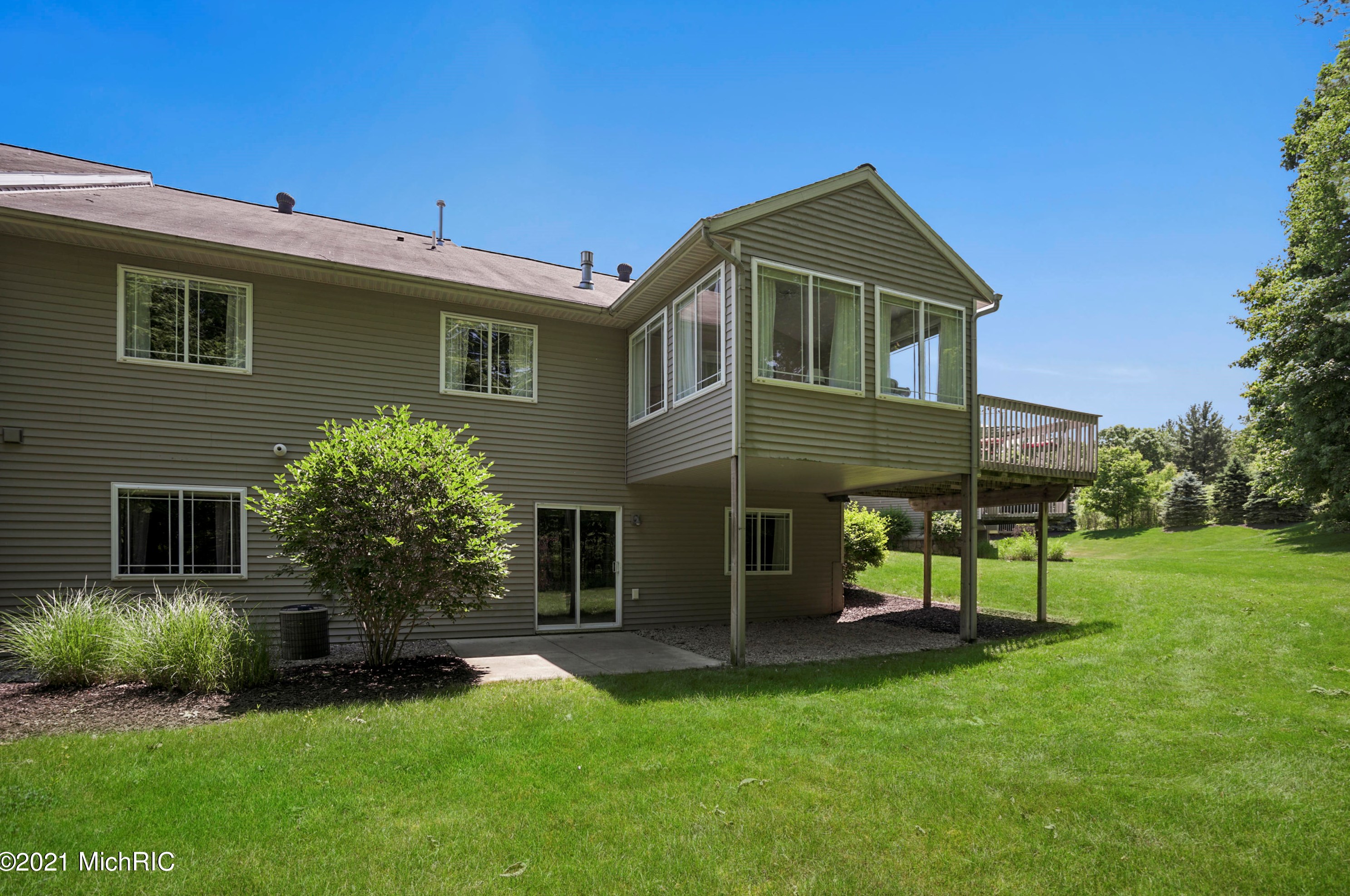 3682 Creekside Dr, Dorr MI 49323-9094 exterior