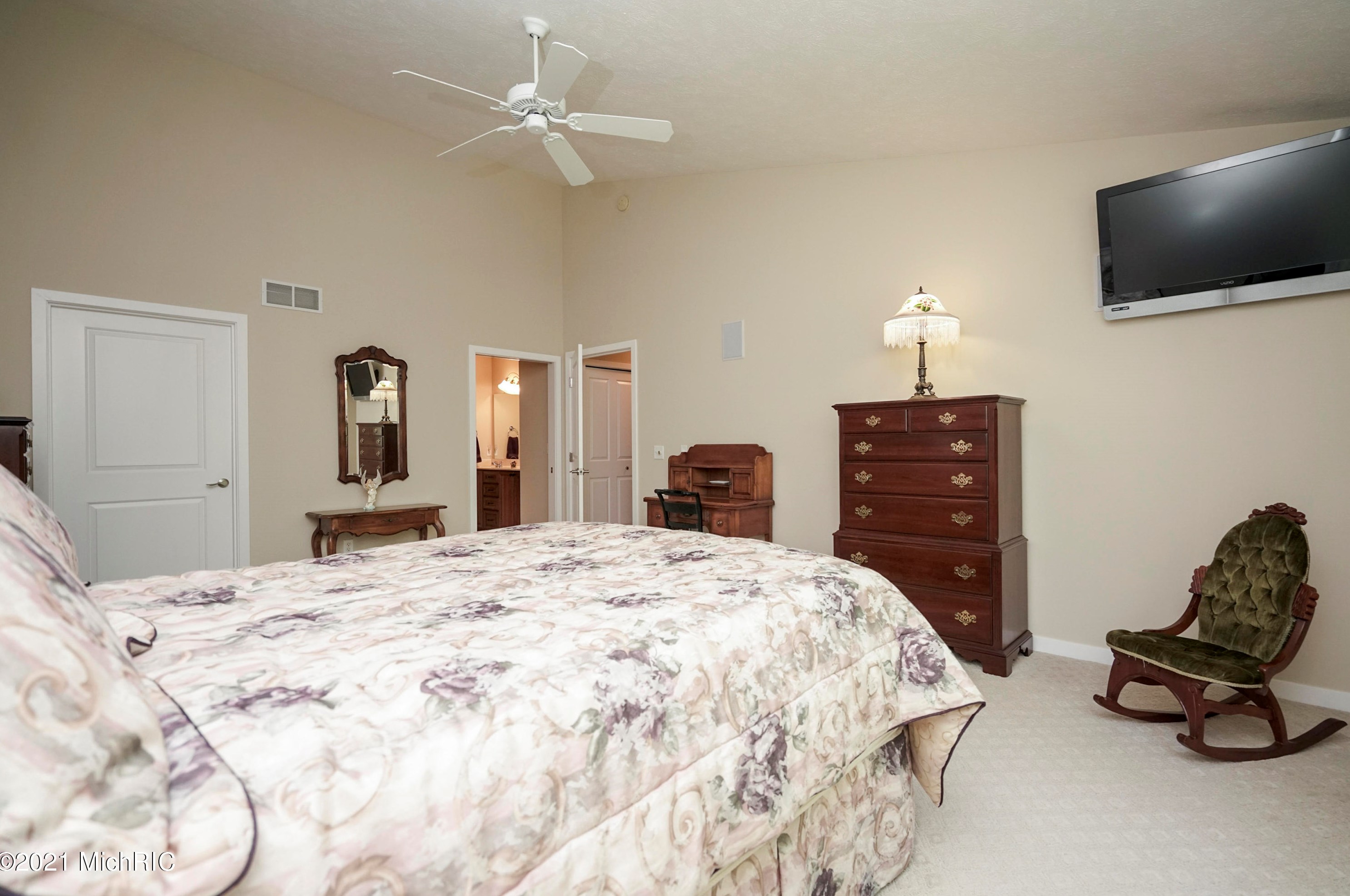 3682 Creekside Dr, Dorr MI 49323-9094 exterior