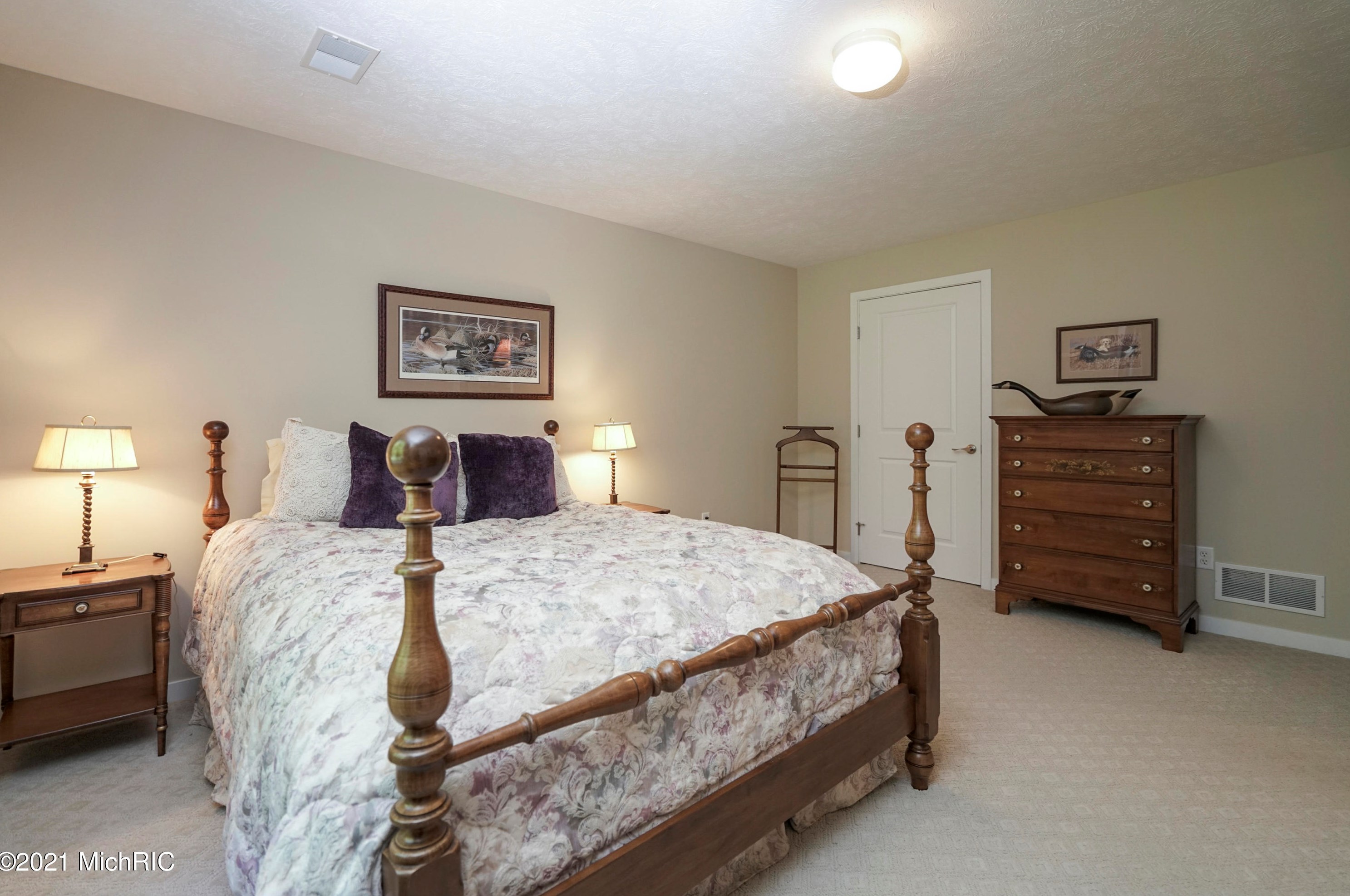 3682 Creekside Dr, Dorr MI 49323-9094 exterior