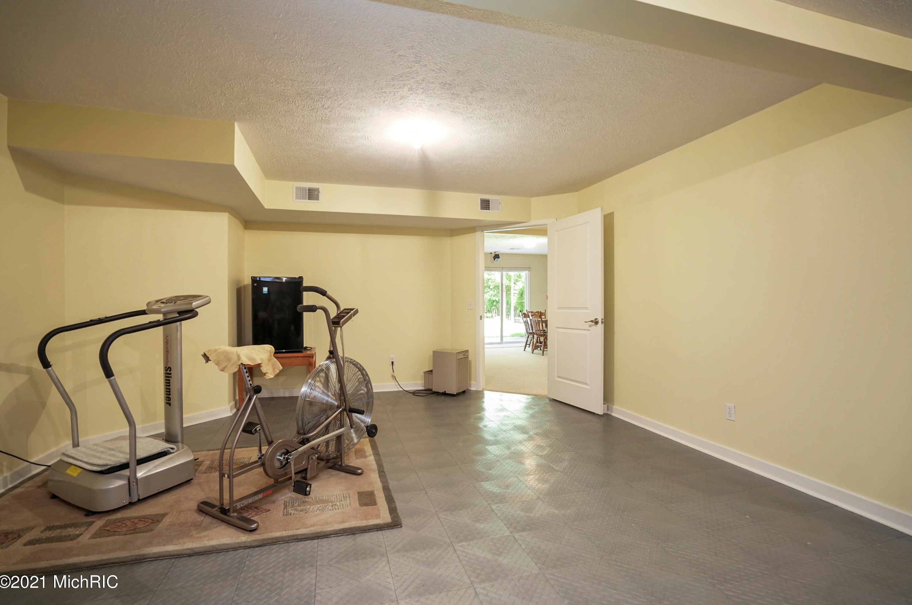 3682 Creekside Dr, Dorr MI 49323-9094 exterior