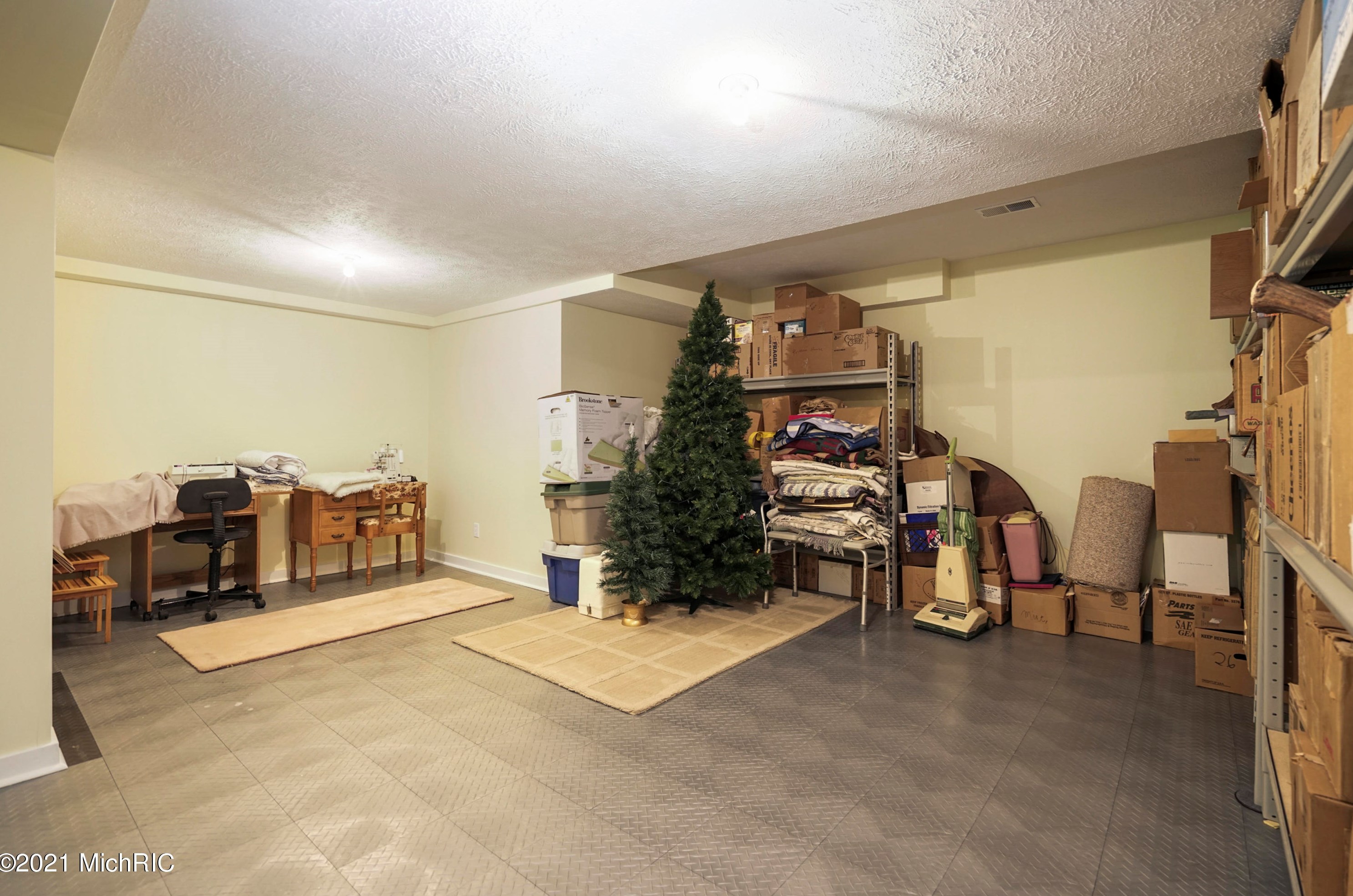 3682 Creekside Dr, Dorr MI 49323-9094 exterior