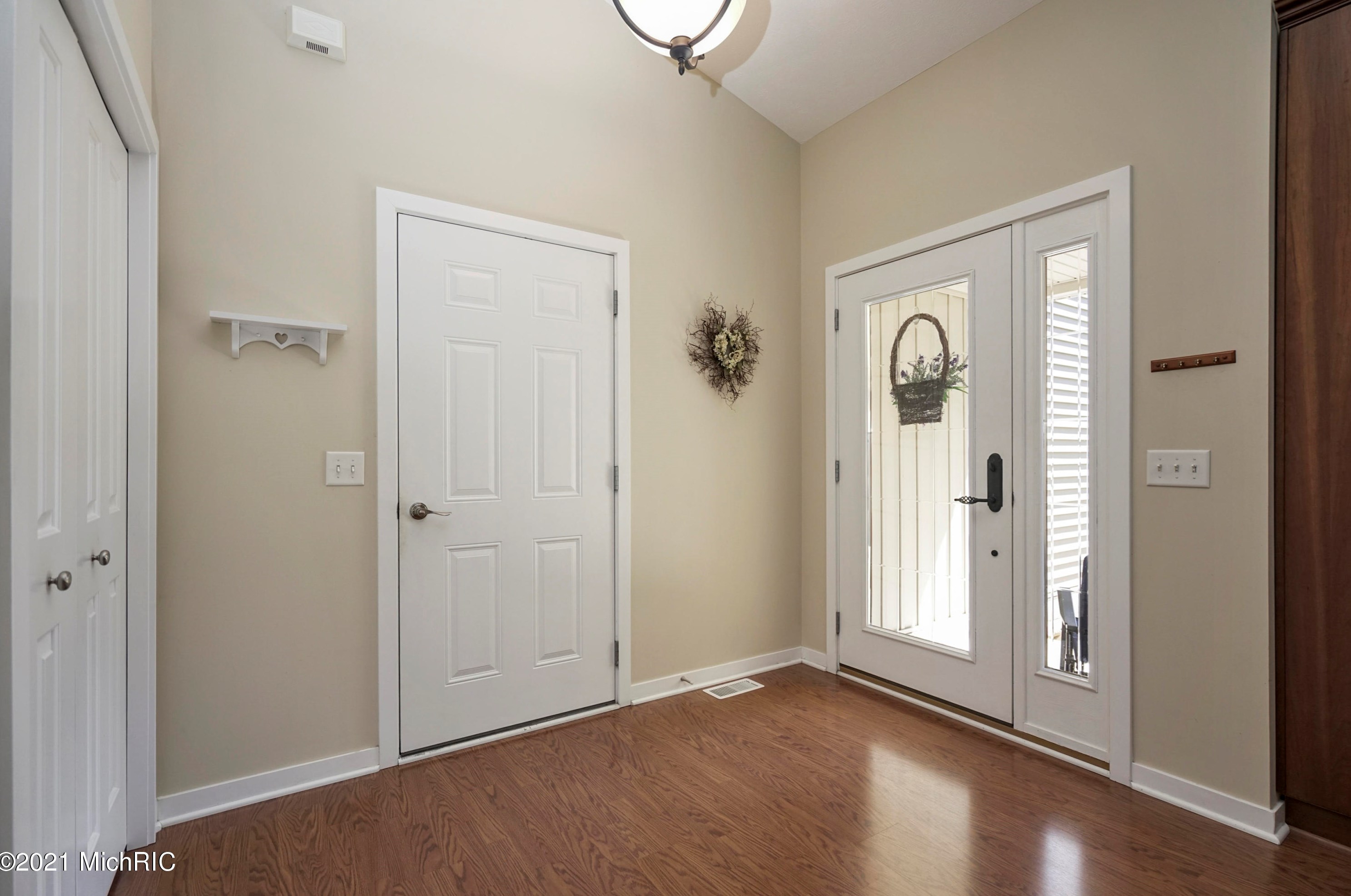 3682 Creekside Dr, Dorr MI 49323-9094 exterior