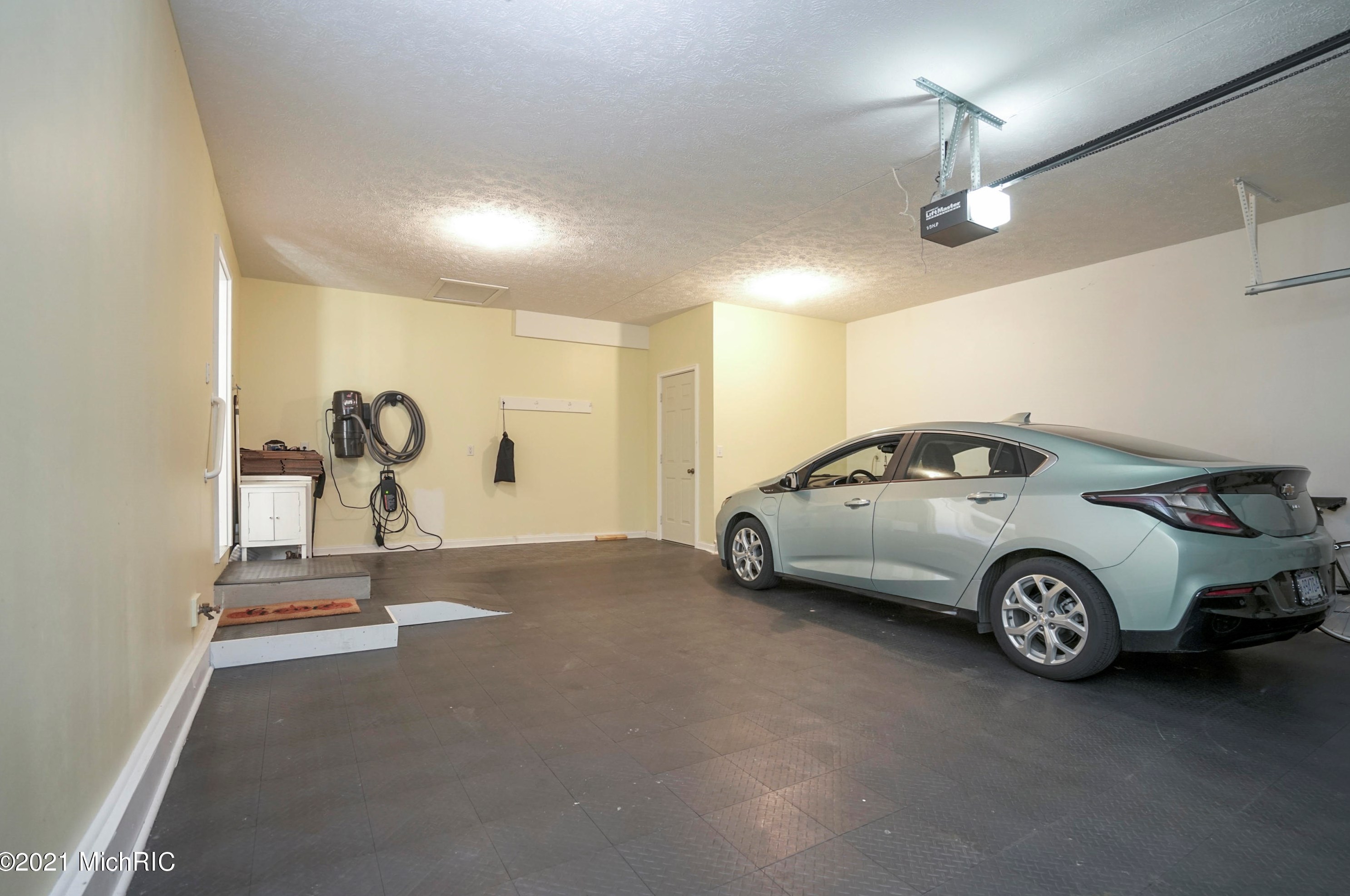 3682 Creekside Dr, Dorr MI 49323-9094 exterior