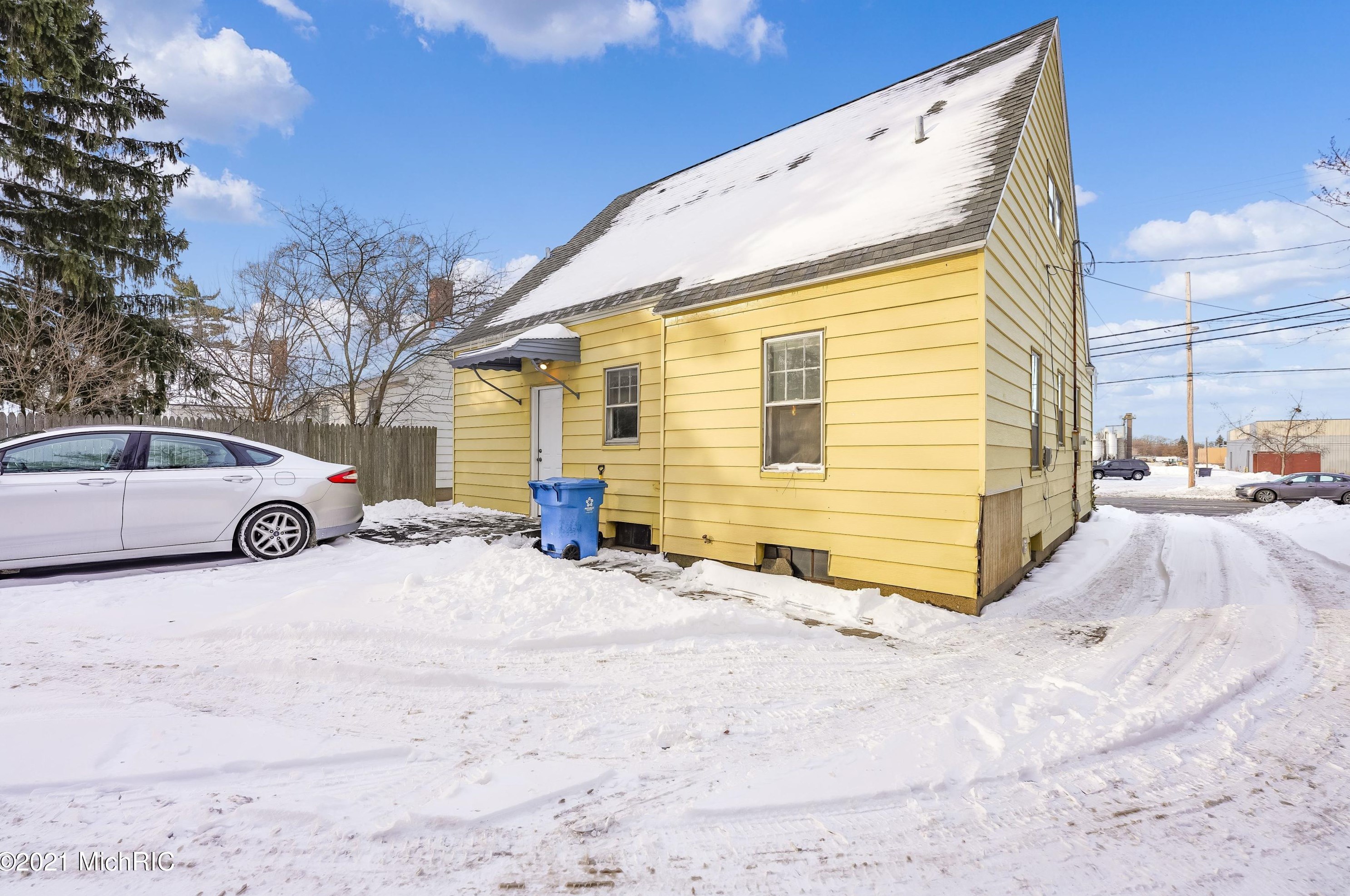 2118 Kalamazoo Ave, Grand Rapids MI 49507-3757 exterior