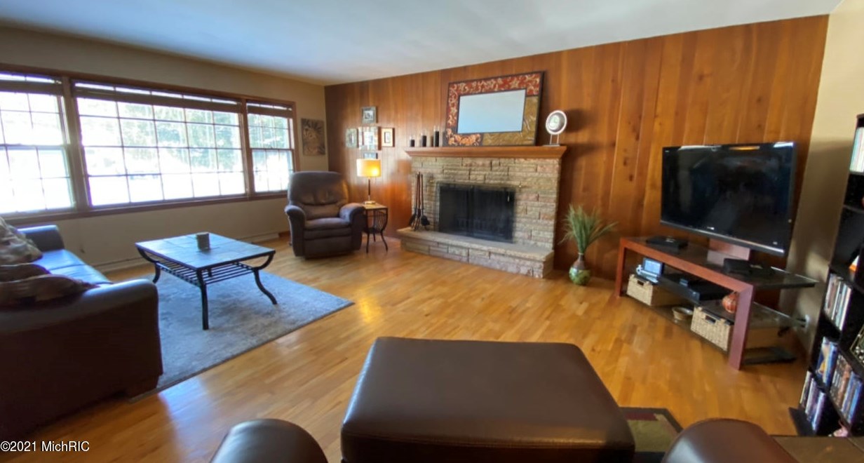 2014 Orchard Dr, Stevensville MI  49127-9569 exterior