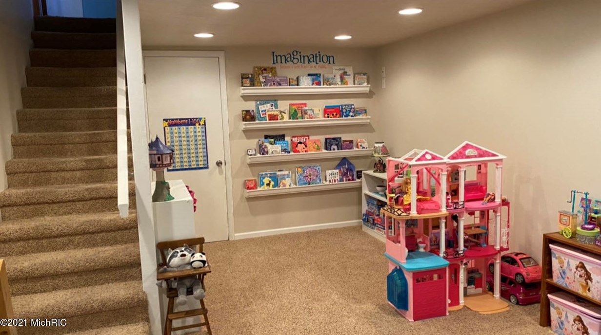 2014 Orchard Dr, Stevensville MI  49127-9569 exterior