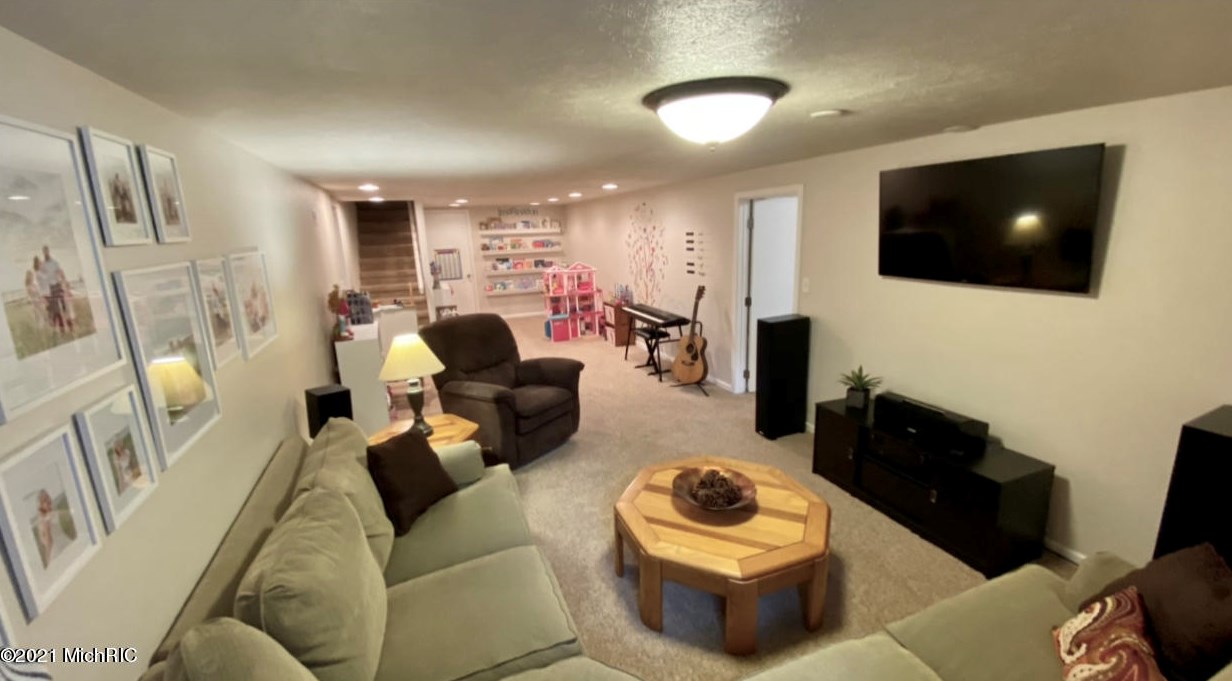 2014 Orchard Dr, Stevensville MI  49127-9569 exterior