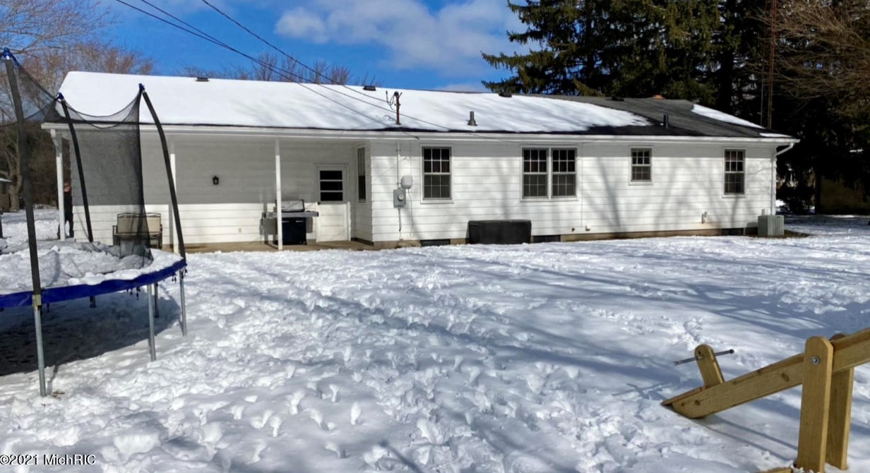 2014 Orchard Dr, Stevensville MI  49127-9569 exterior