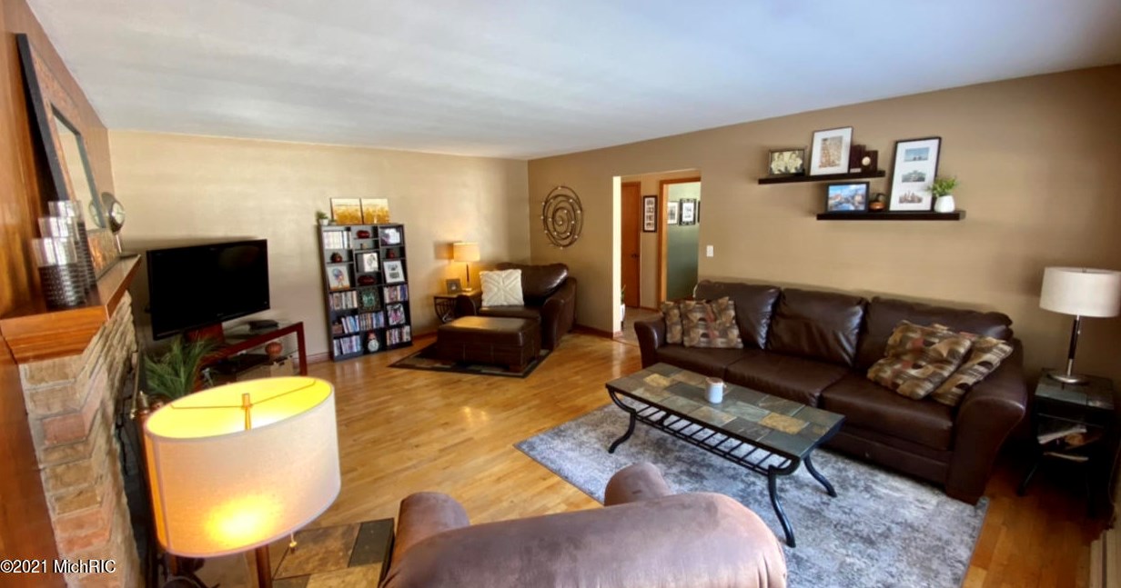 2014 Orchard Dr, Stevensville MI  49127-9569 exterior