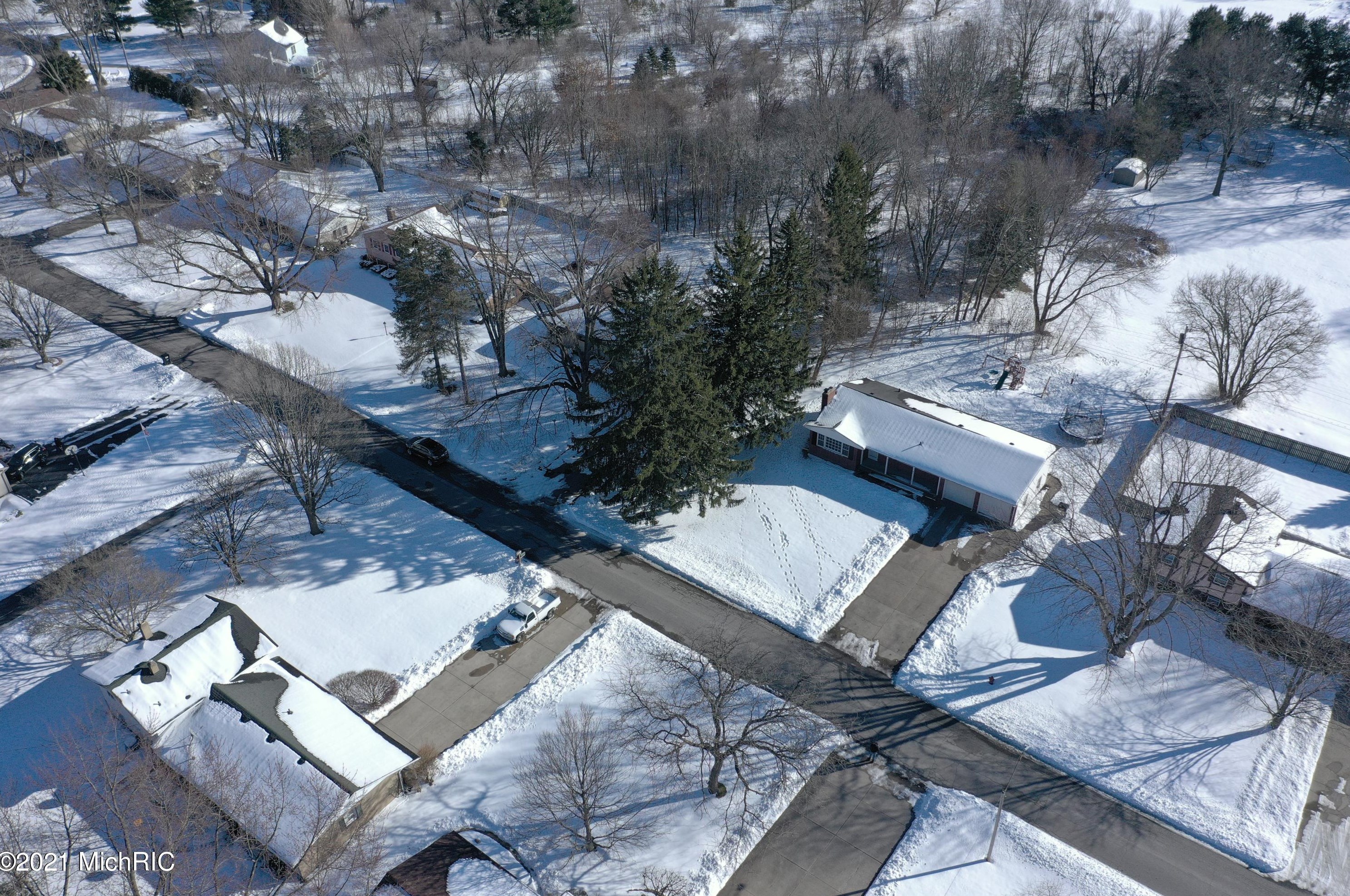 2014 Orchard Dr, Stevensville MI  49127-9569 exterior