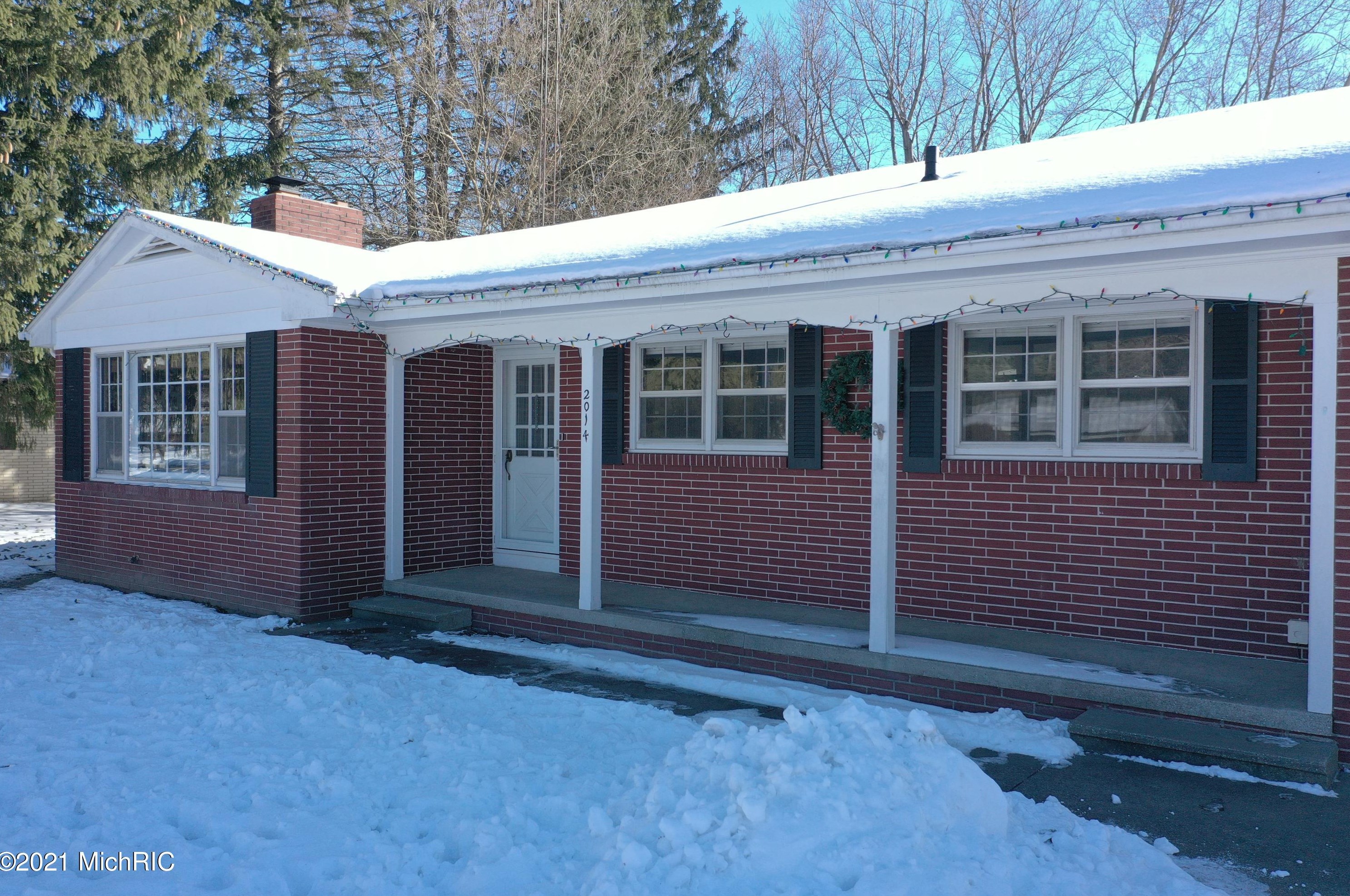 2014 Orchard Dr, Stevensville MI  49127-9569 exterior