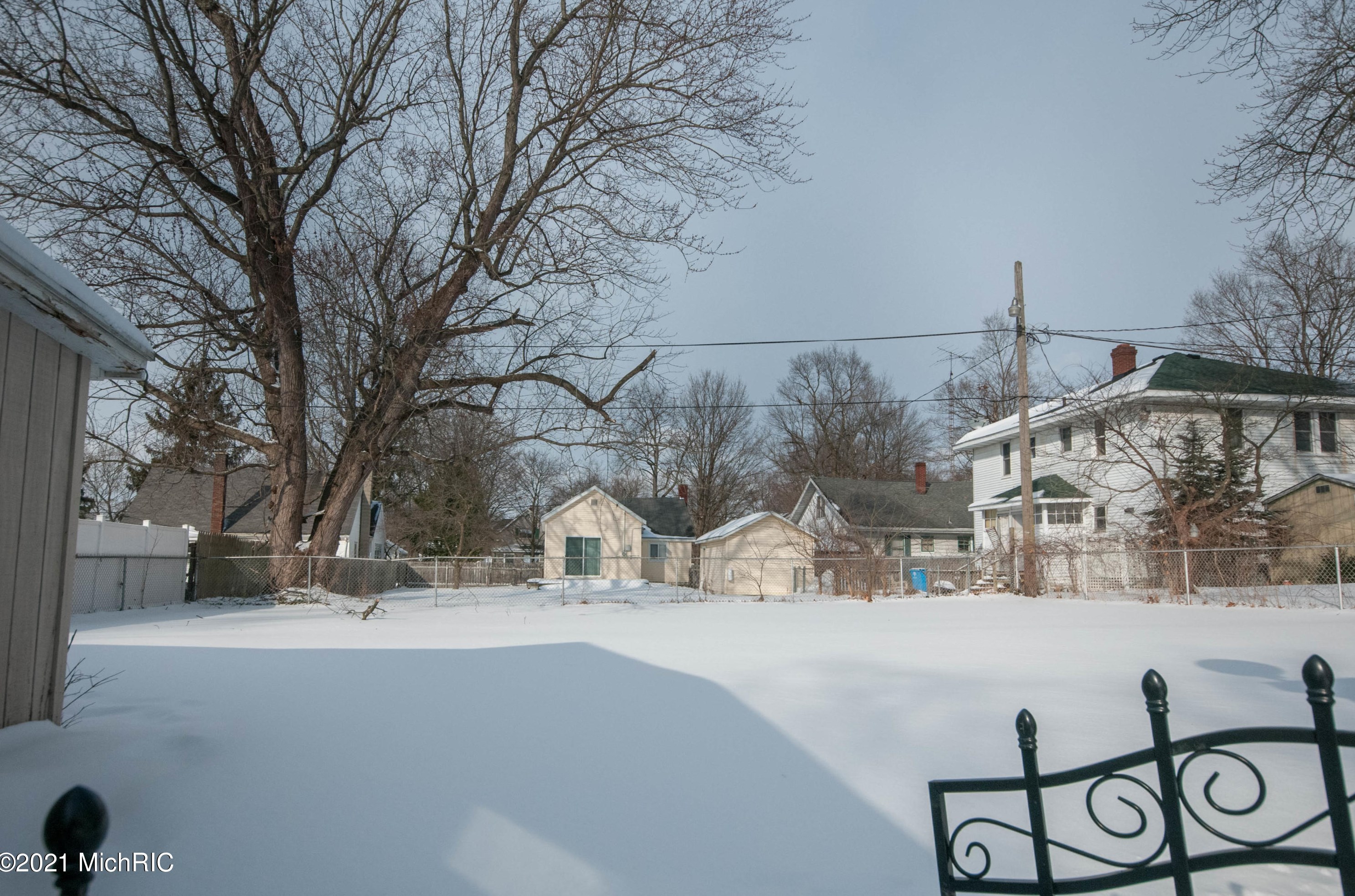 1017 Regent St, Niles MI 49120-2645 exterior