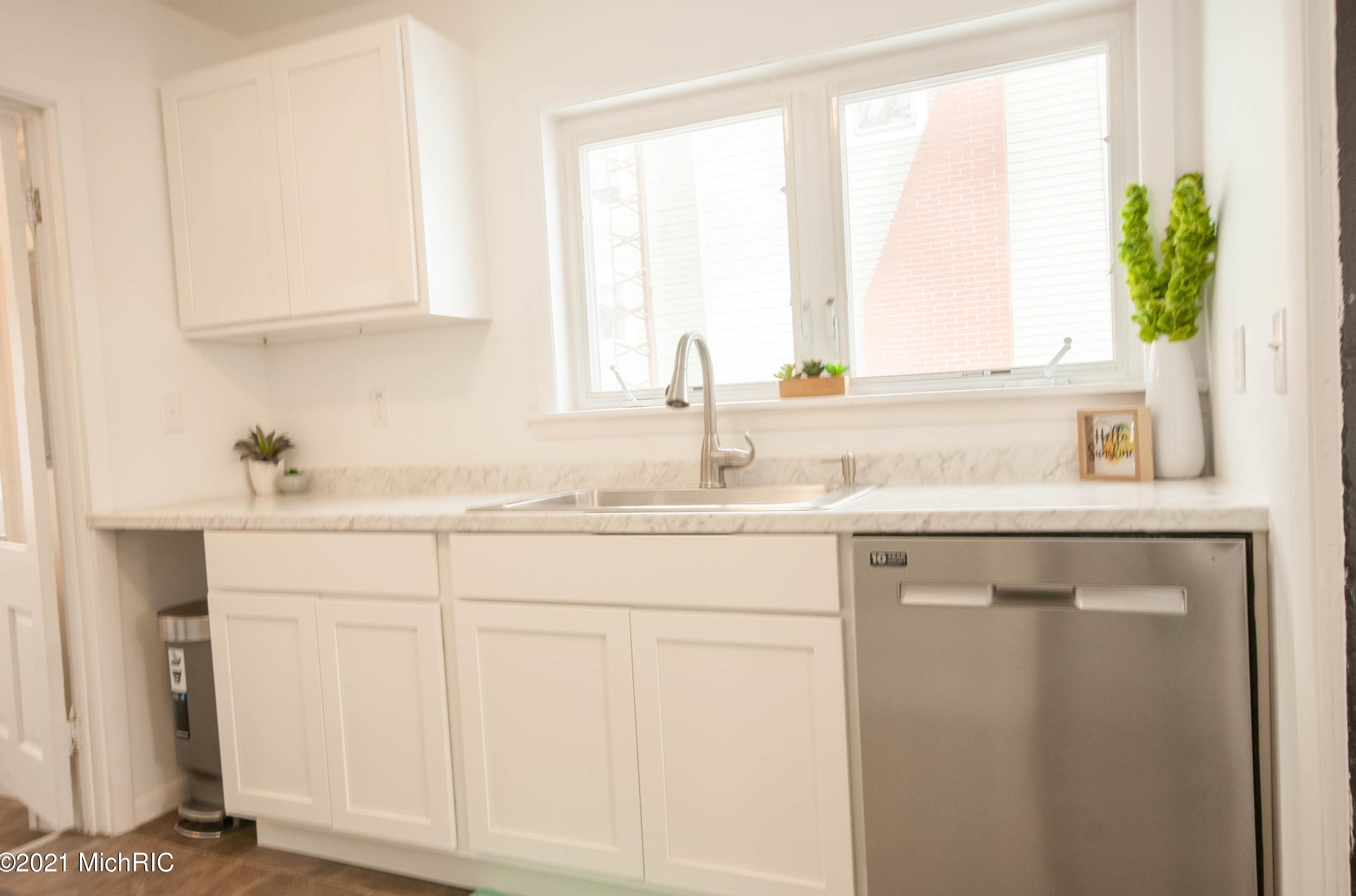 1017 Regent St, Niles MI 49120-2645 exterior