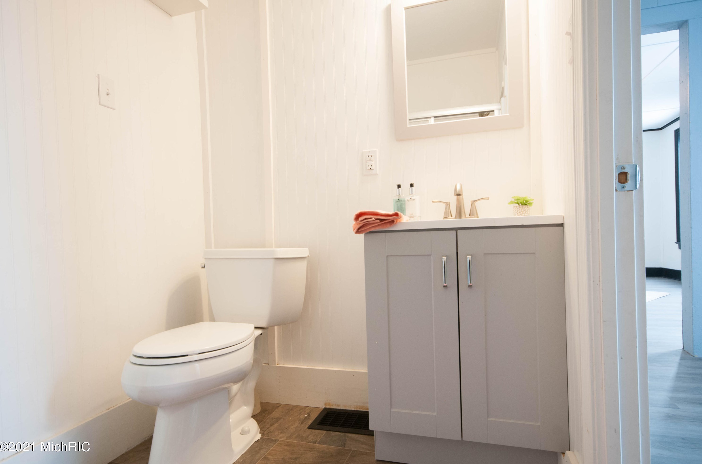 1017 Regent St, Niles MI 49120-2645 exterior