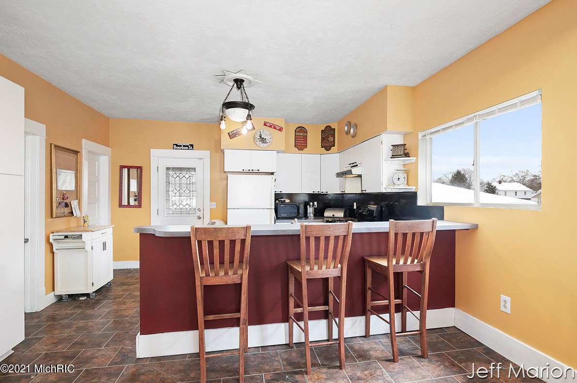 222 Valley Ave, Grand Rapids MI 49504-5469 exterior