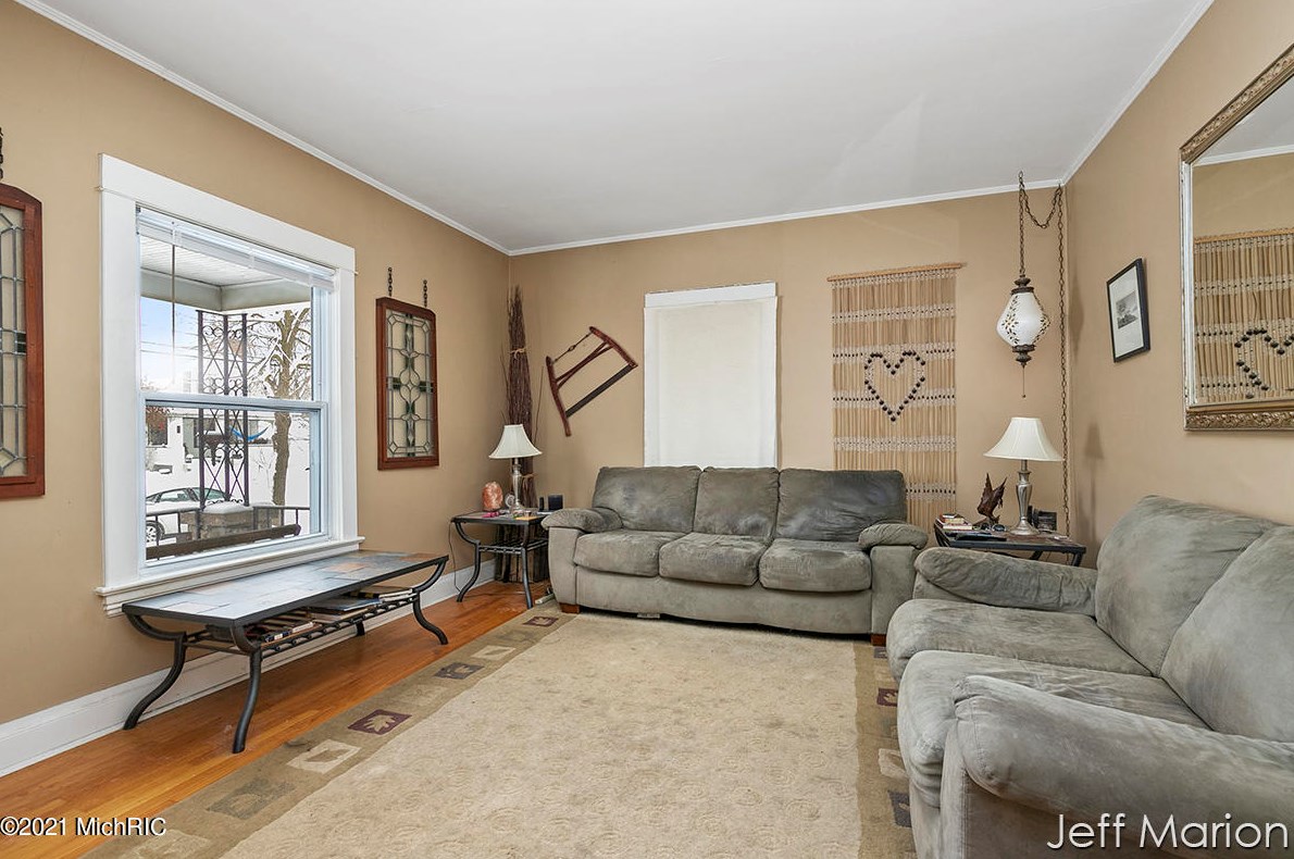 222 Valley Ave, Grand Rapids MI 49504-5469 exterior