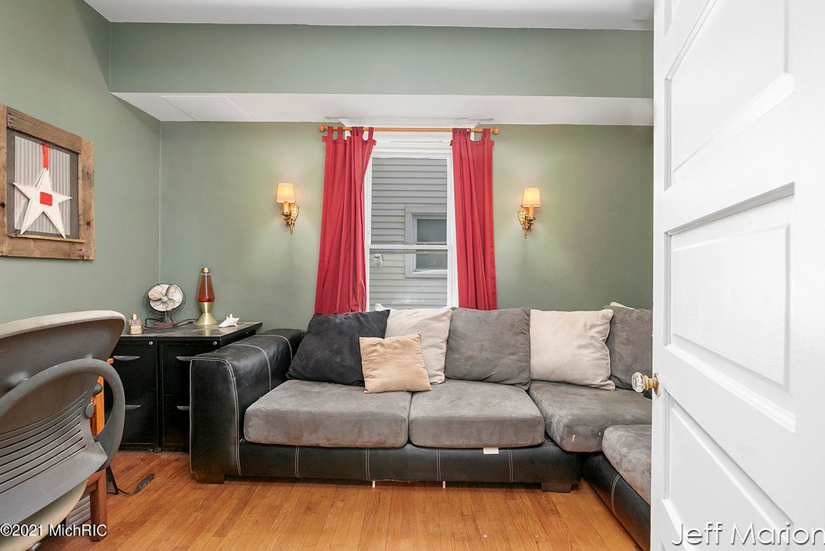 222 Valley Ave, Grand Rapids MI 49504-5469 exterior