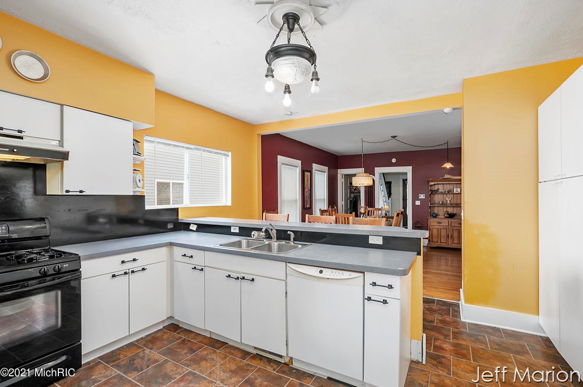 222 Valley Ave, Grand Rapids MI 49504-5469 exterior