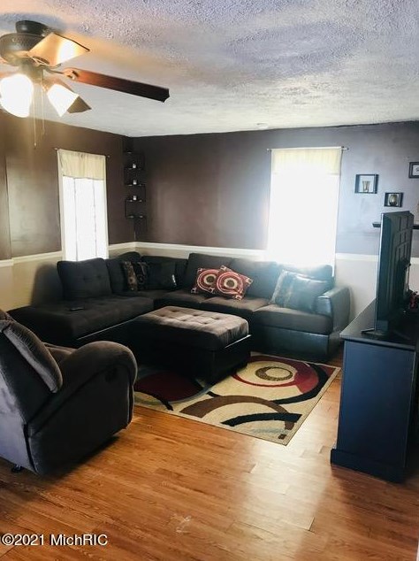 742 Maple St, Niles MI 49120-3256 exterior