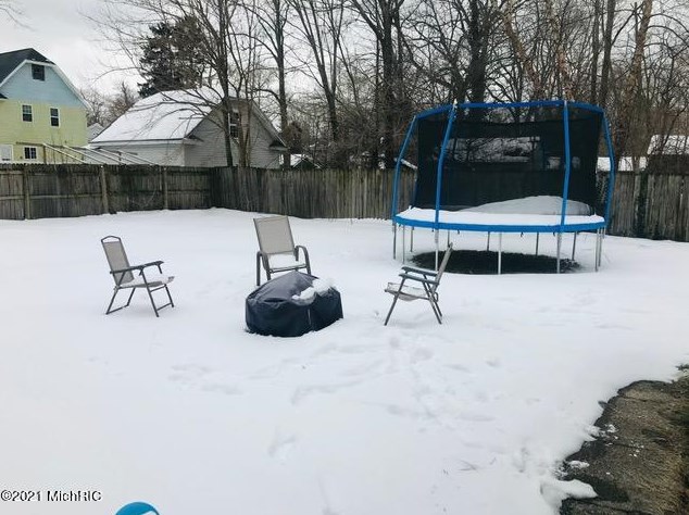 742 Maple St, Niles MI 49120-3256 exterior