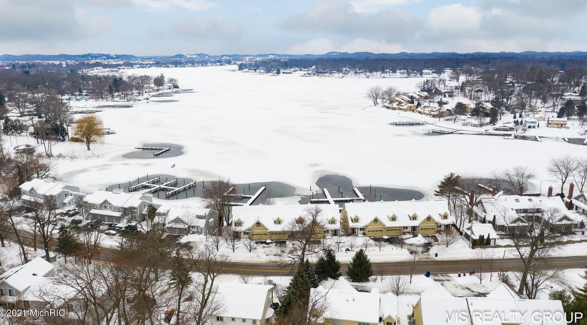 17525 Fruitport Rd, Spring Lake MI 49456-1879 exterior