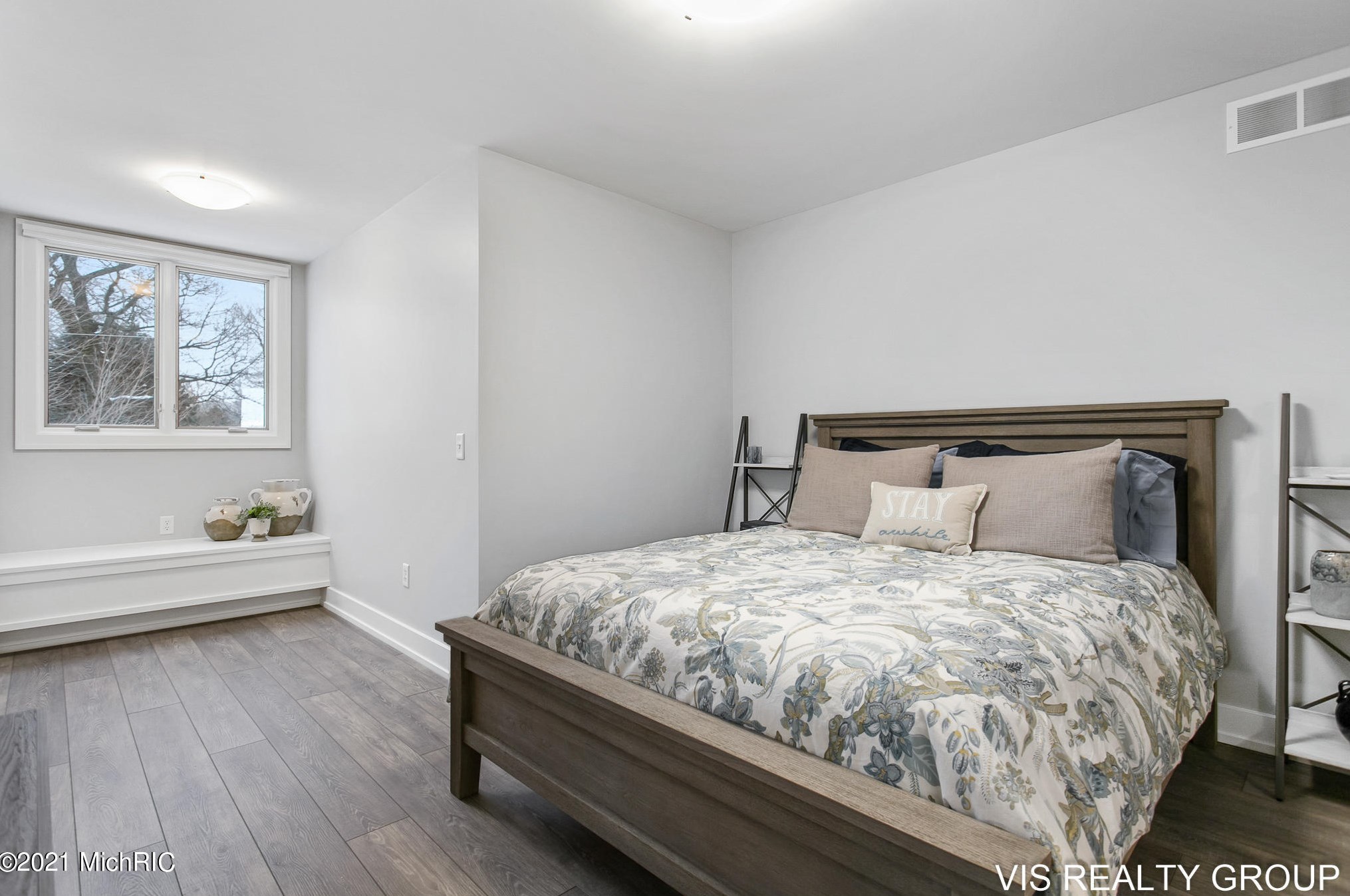 17525 Fruitport Rd, Spring Lake MI 49456-1879 exterior