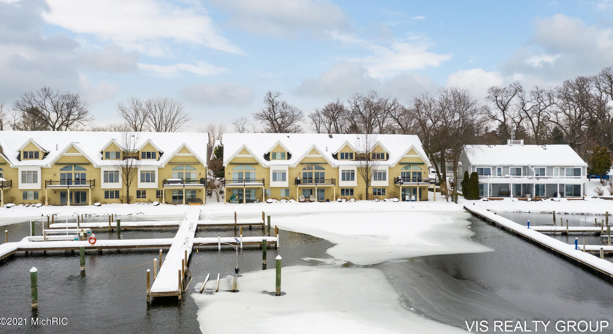 17525 Fruitport Rd, Spring Lake MI 49456-1879 exterior