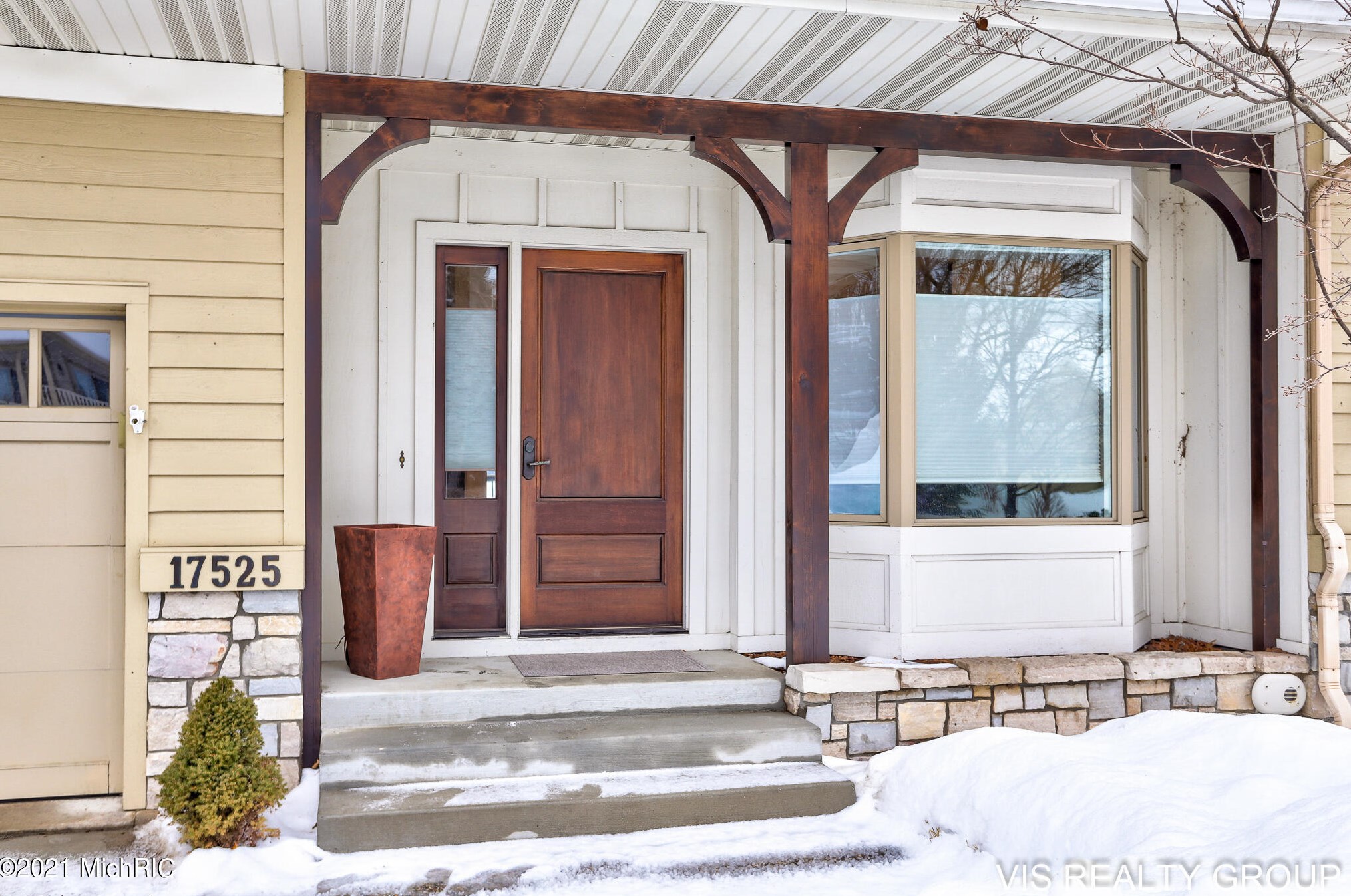 17525 Fruitport Rd, Spring Lake MI 49456-1879 exterior