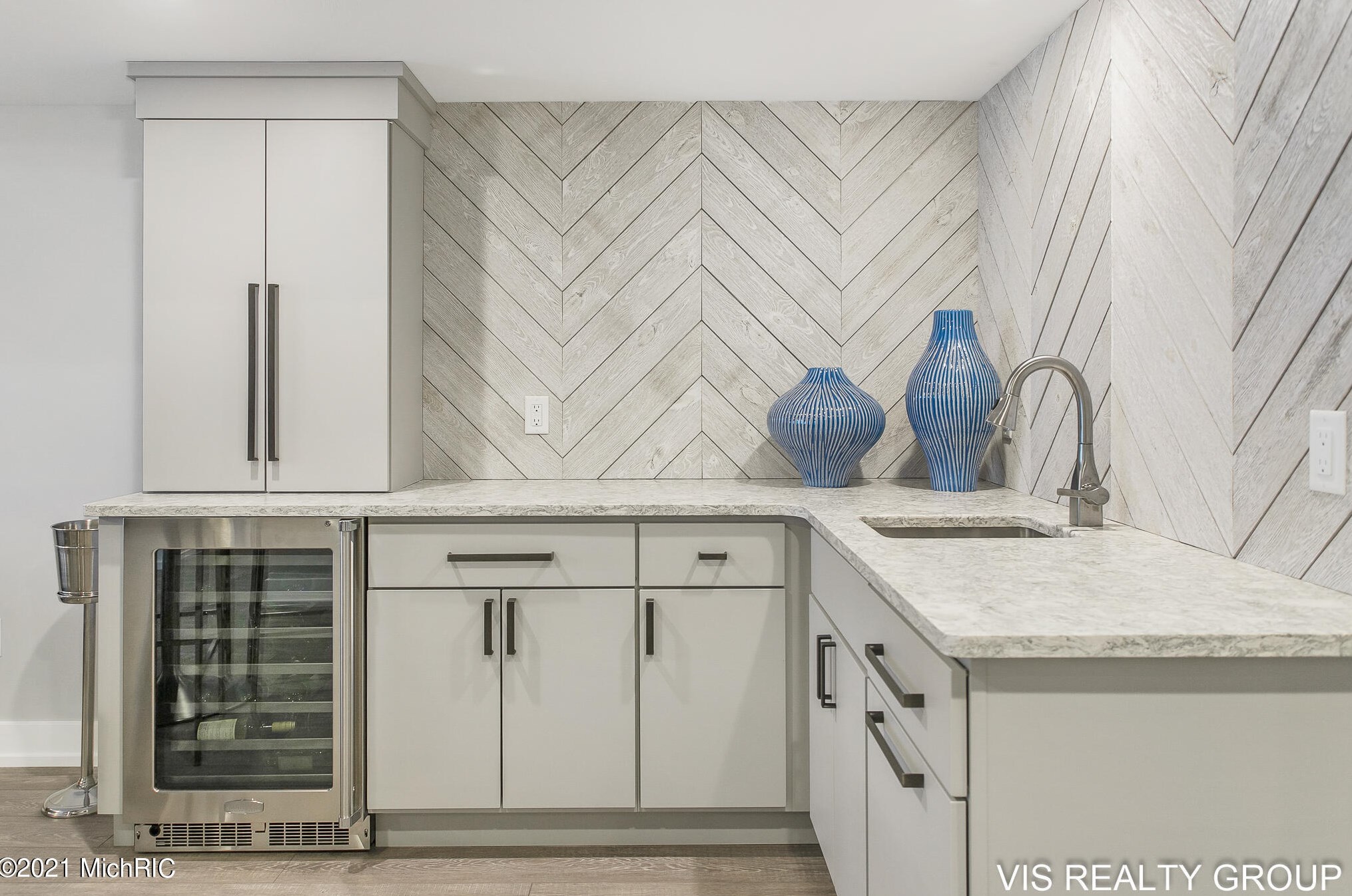 17525 Fruitport Rd, Spring Lake MI 49456-1879 exterior