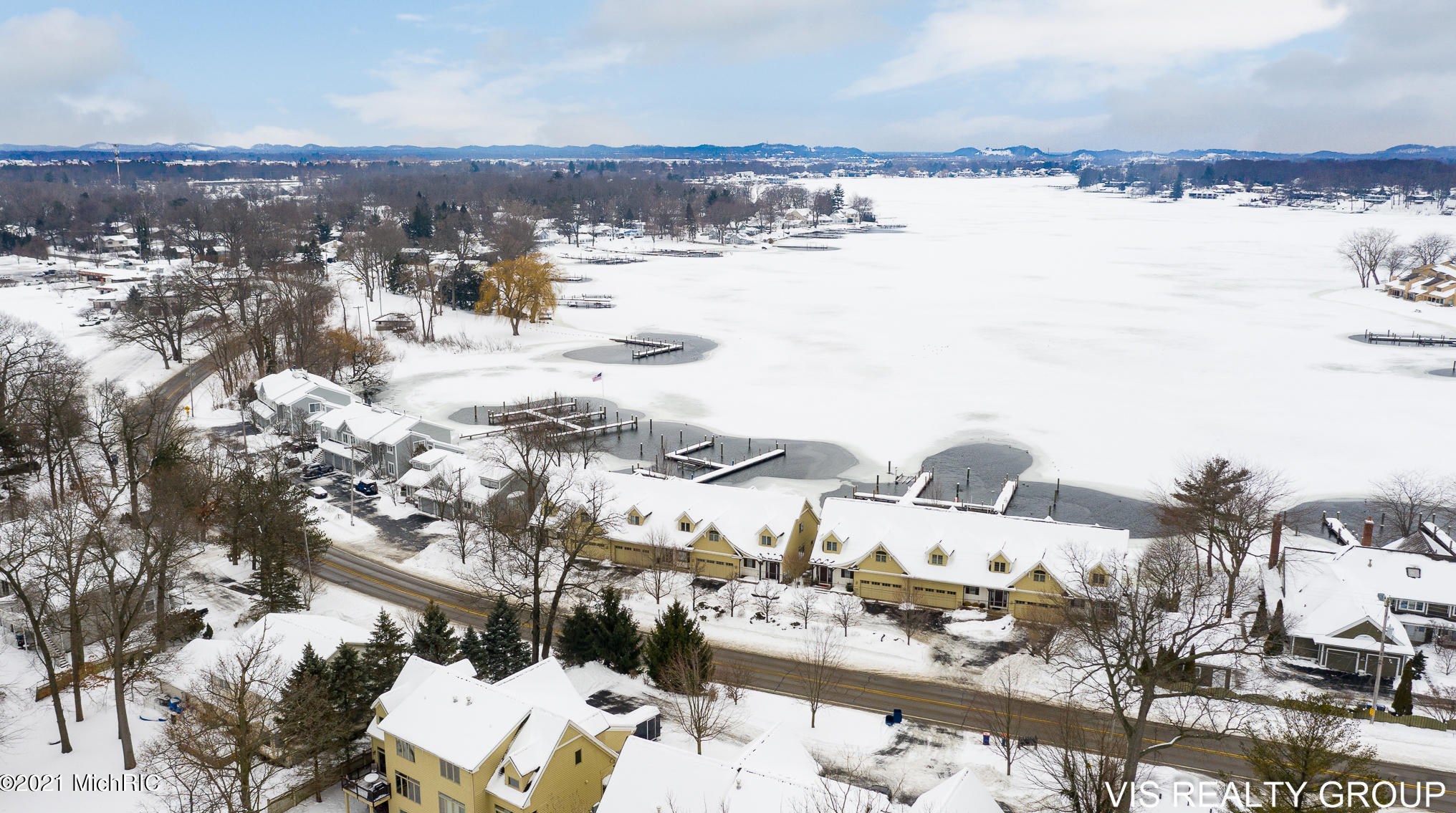 17525 Fruitport Rd, Spring Lake MI 49456-1879 exterior