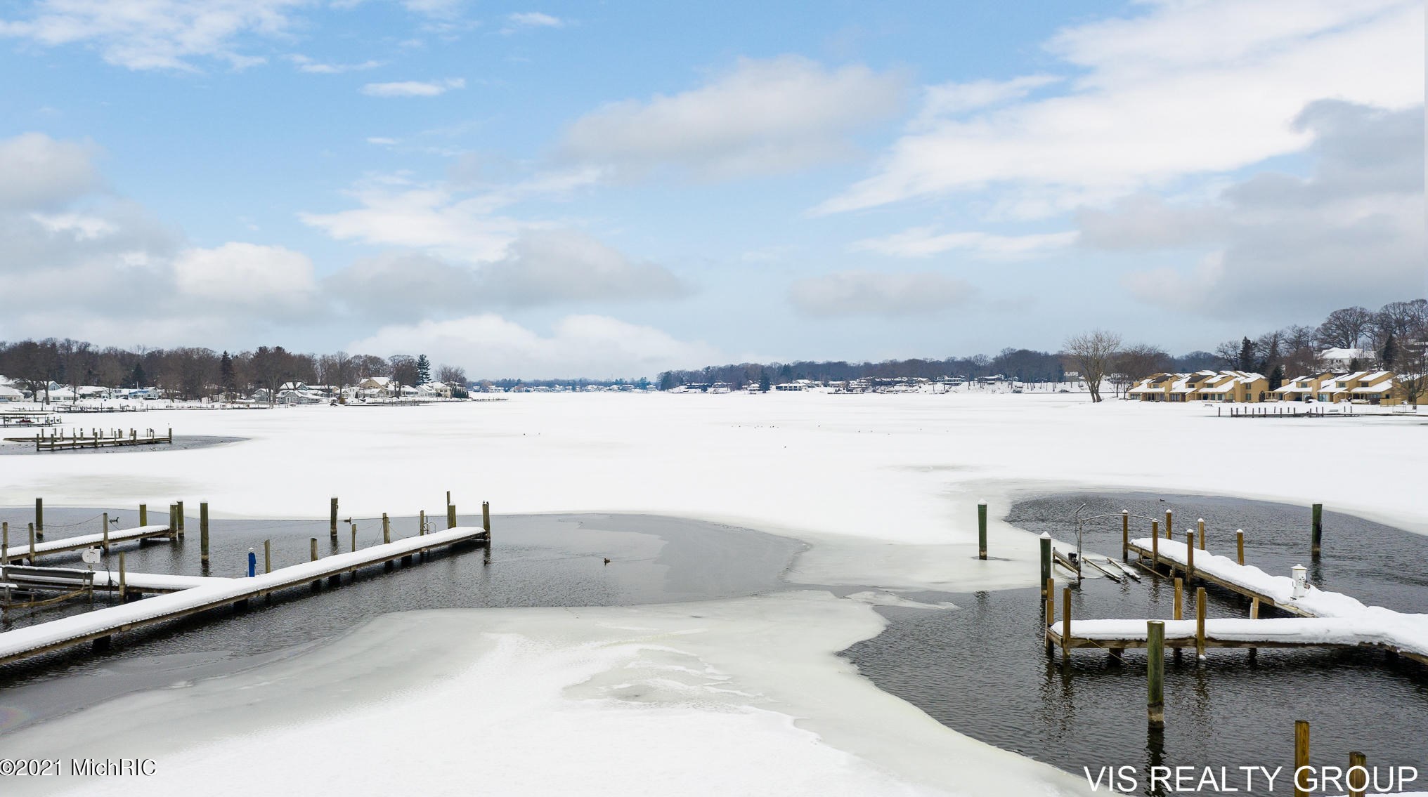 17525 Fruitport Rd, Spring Lake MI 49456-1879 exterior