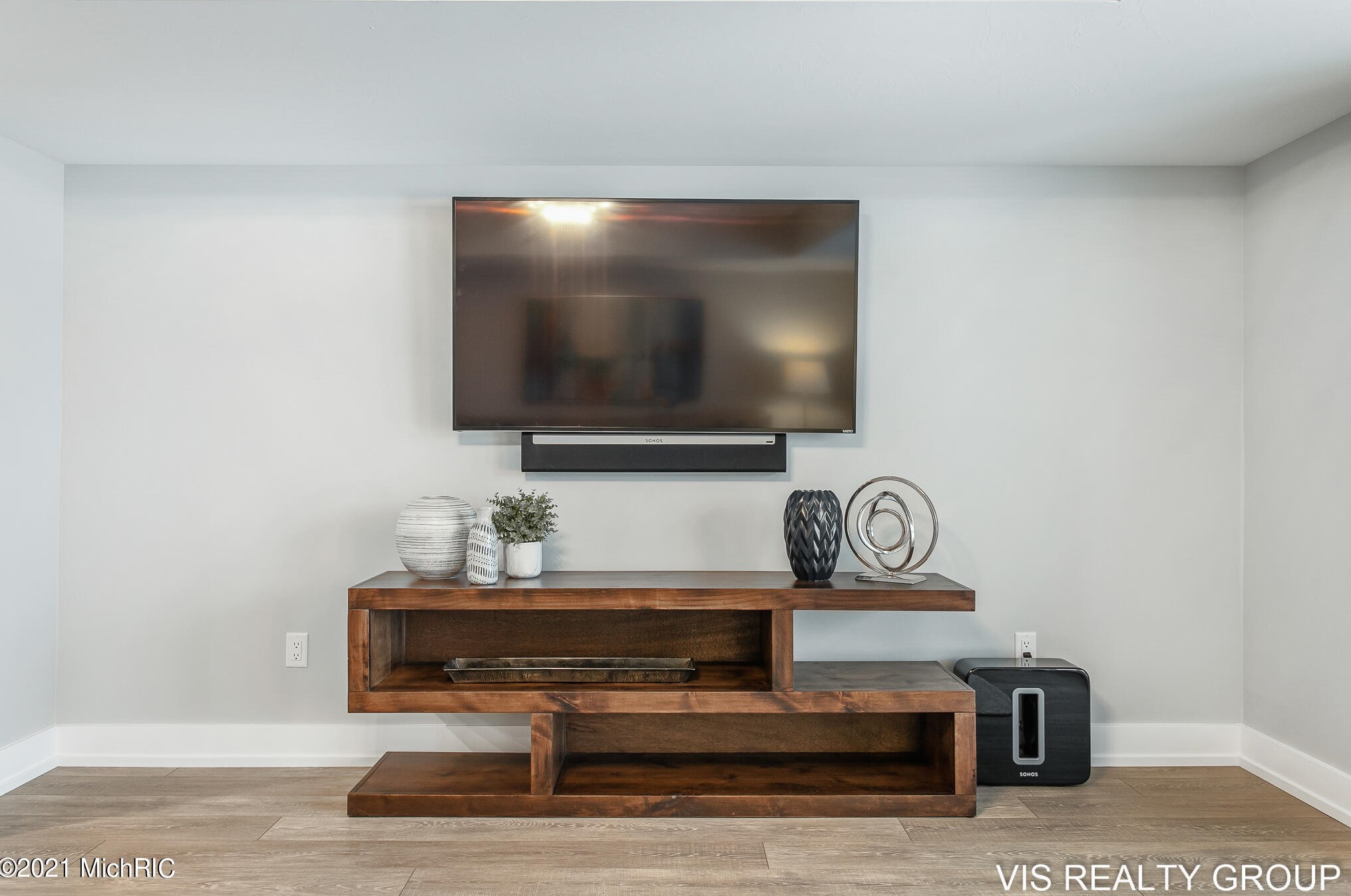 17525 Fruitport Rd, Spring Lake MI 49456-1879 exterior