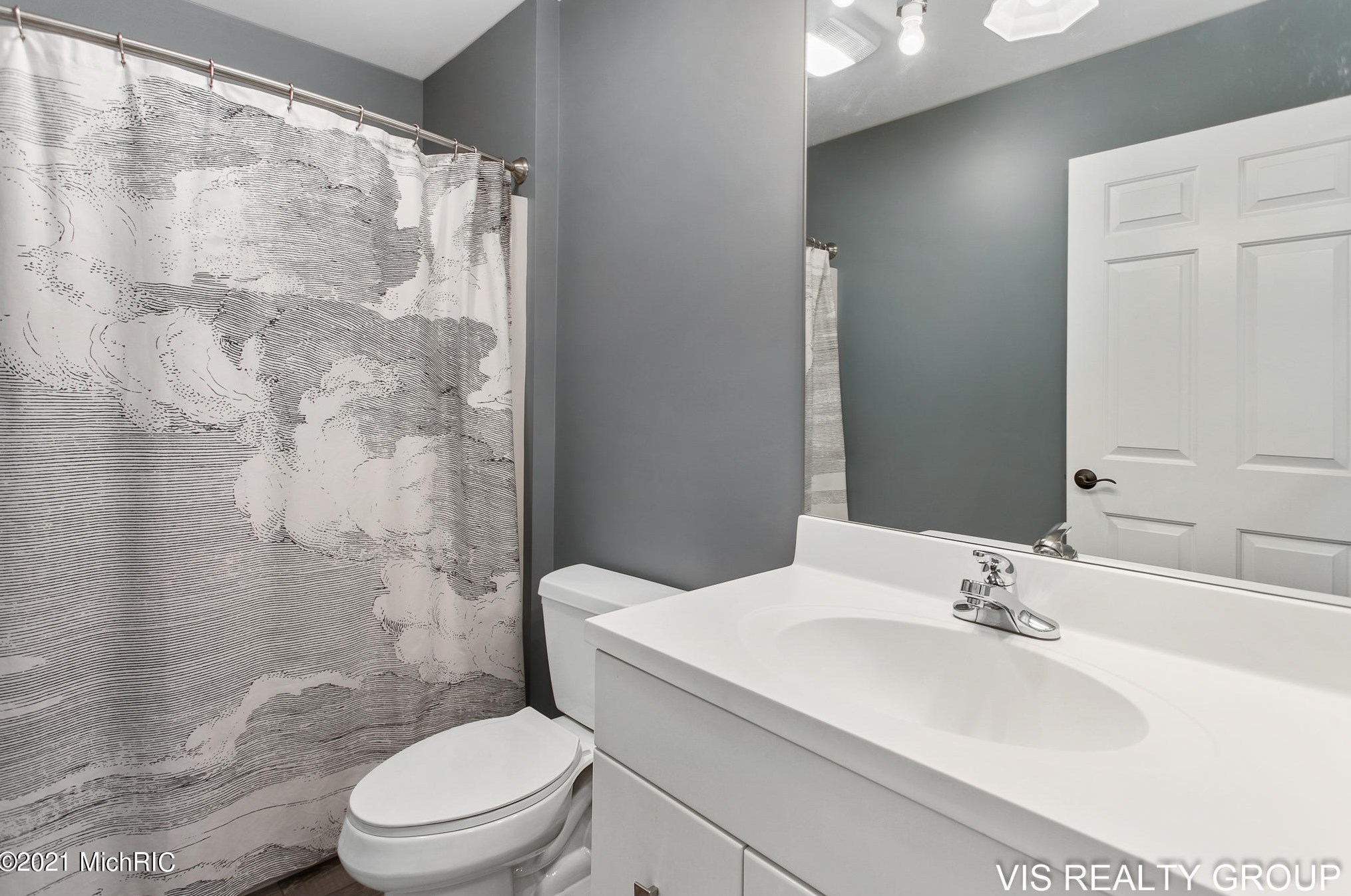 17525 Fruitport Rd, Spring Lake MI 49456-1879 exterior